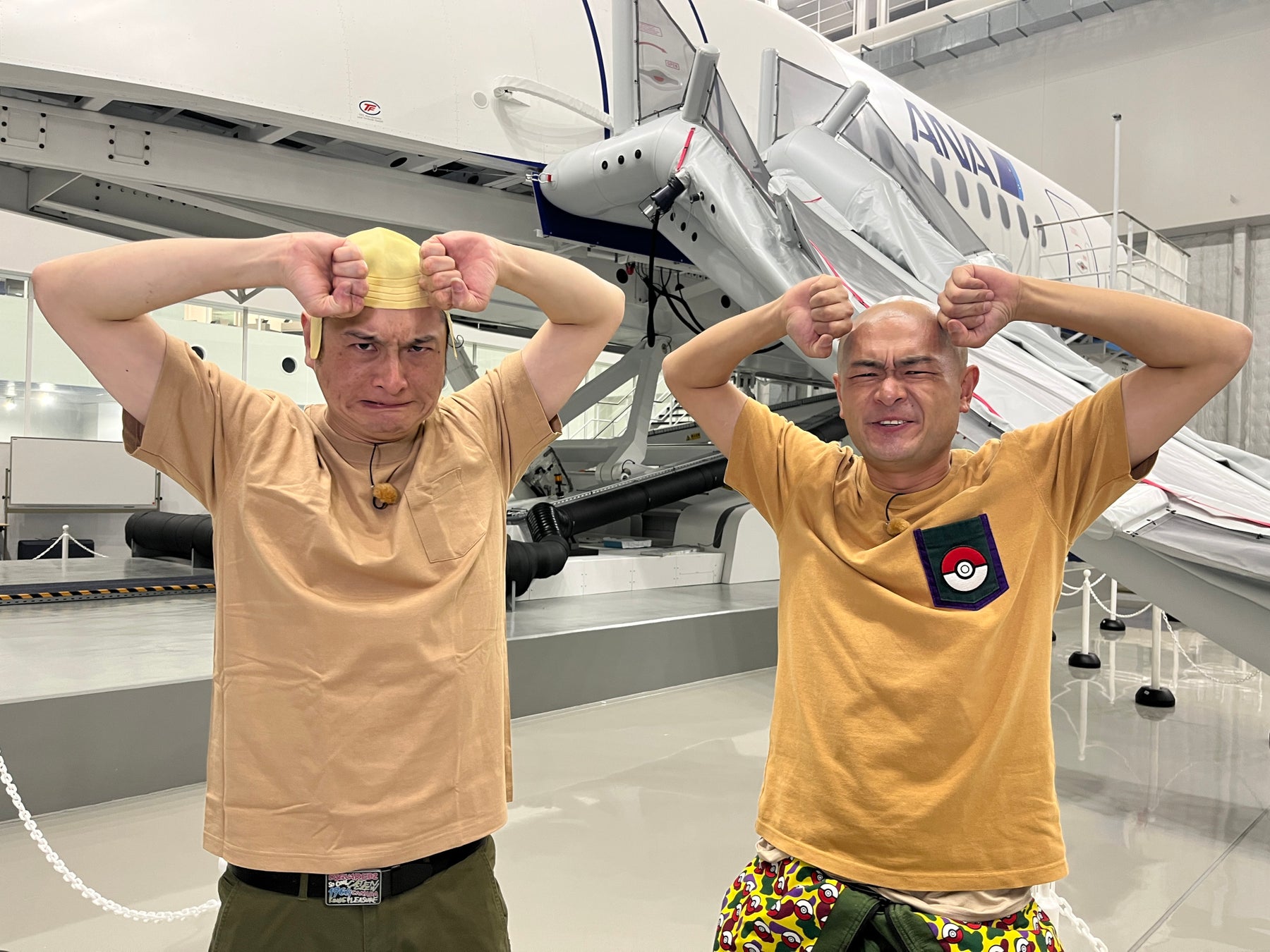 訓練施設の様子を見学するポケどこメンバー。 あばれる君が2人……!?