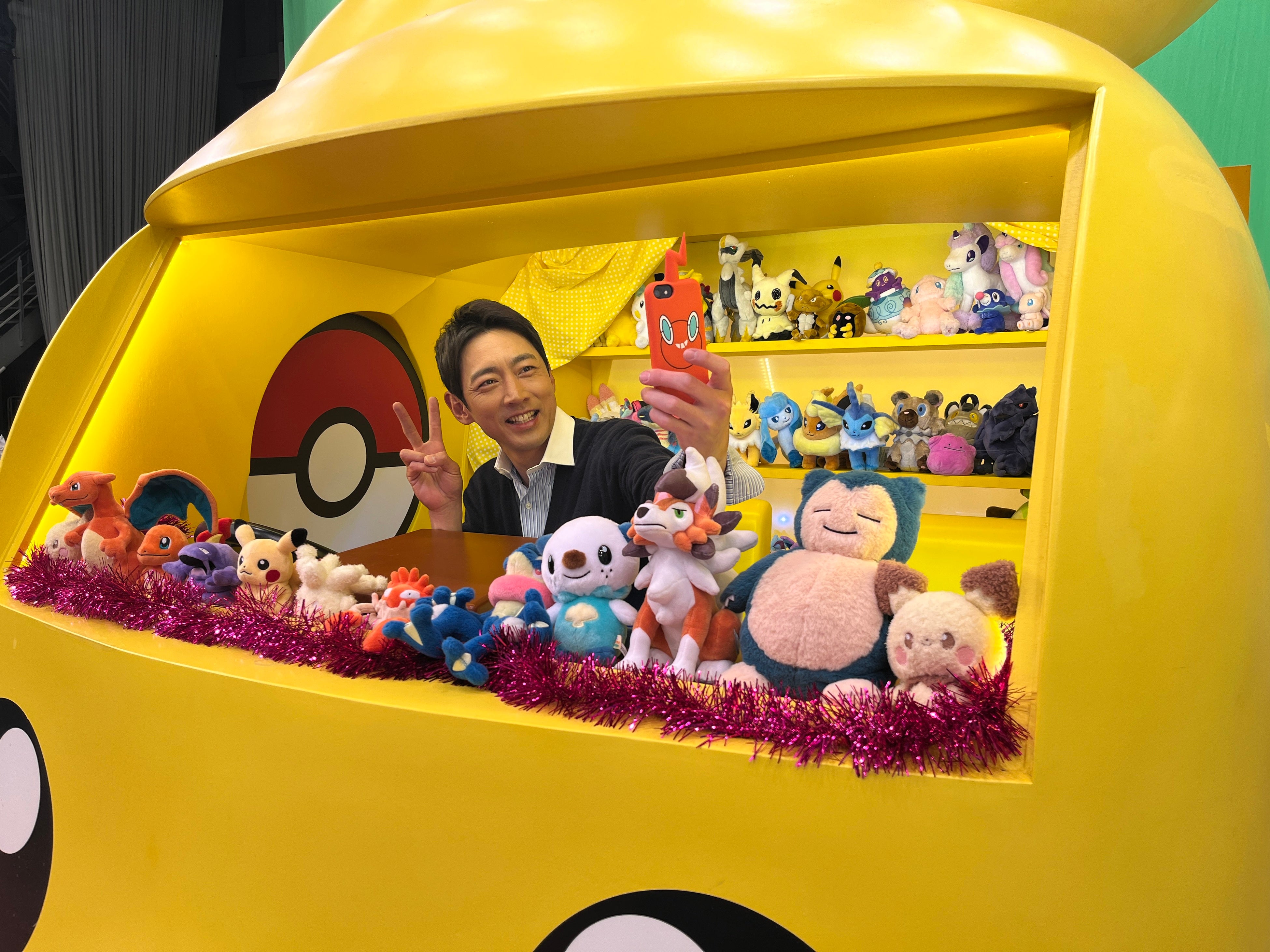 アニポケ新シリーズの第1話で先生役を演じる小泉さん！　スマホロトムで自撮り！？