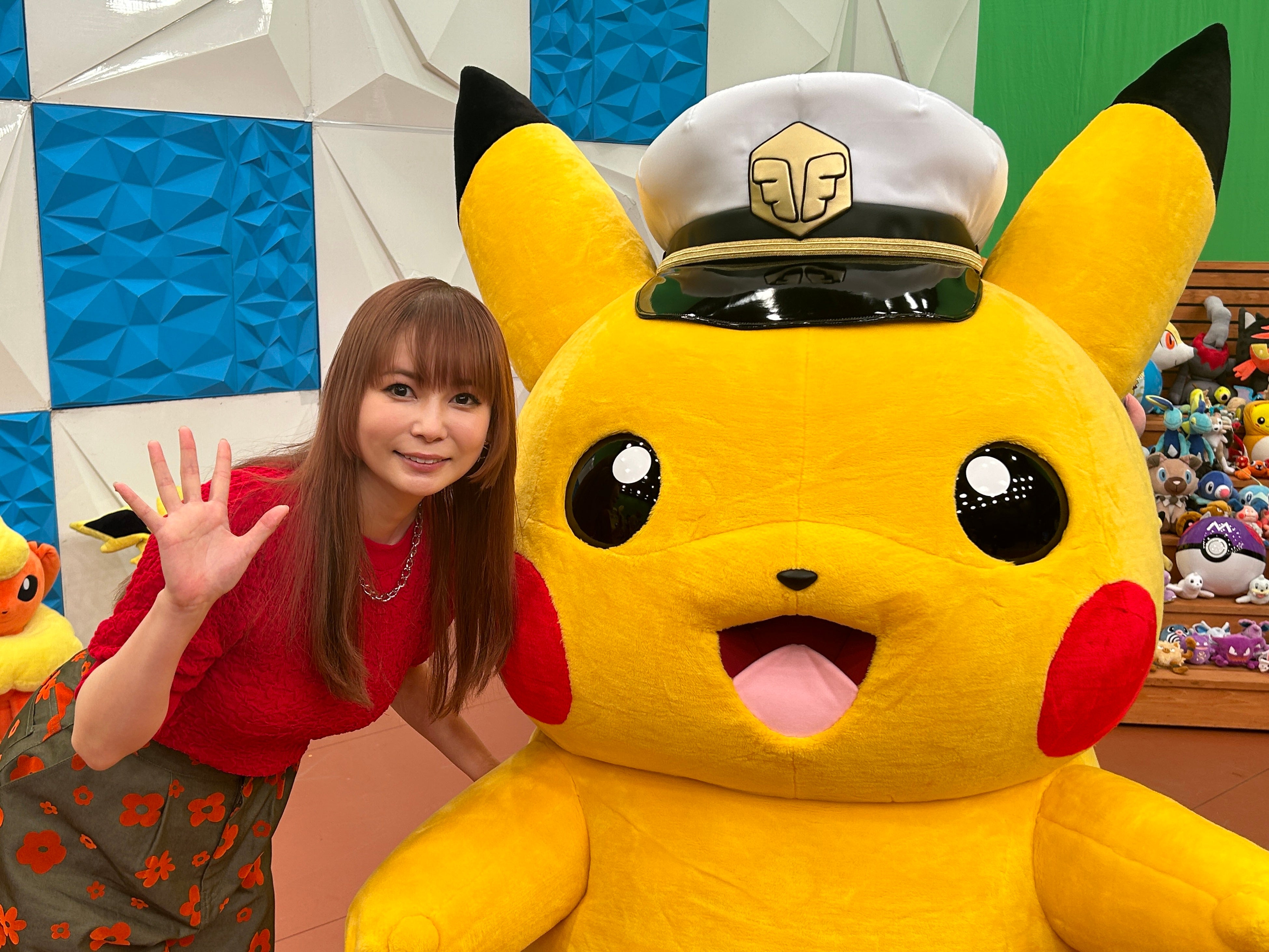 しょこたんが大好きなフリードの相棒・キャプテンピカチュウと2ショット！