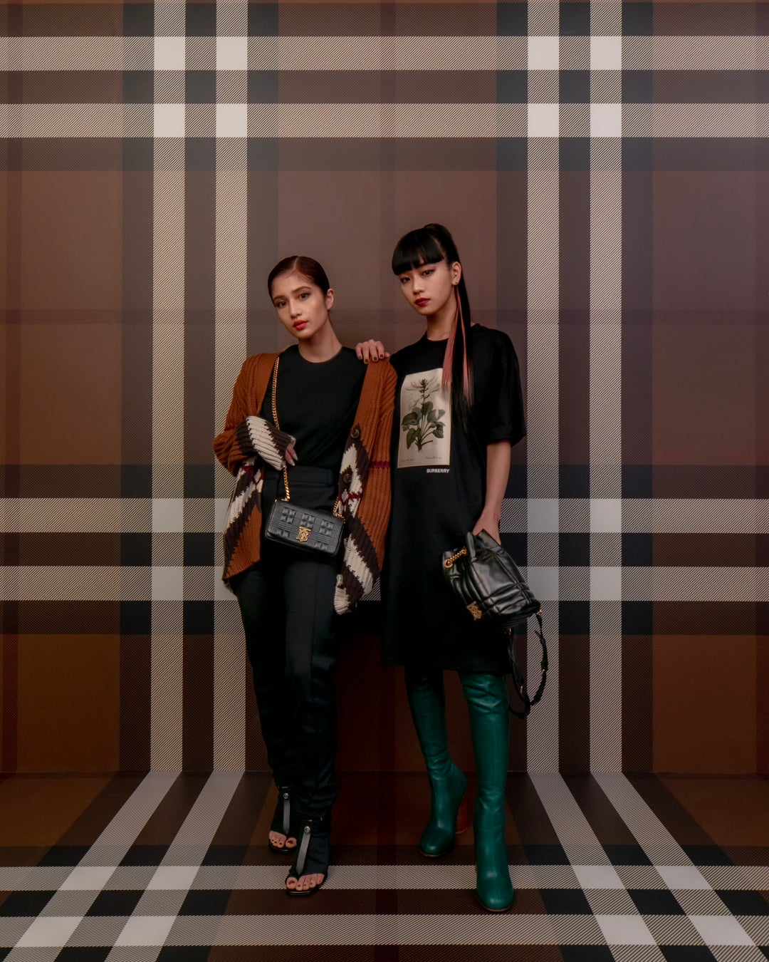 TAKI氏、HINA氏 (FAKY) © Courtesy of Burberry