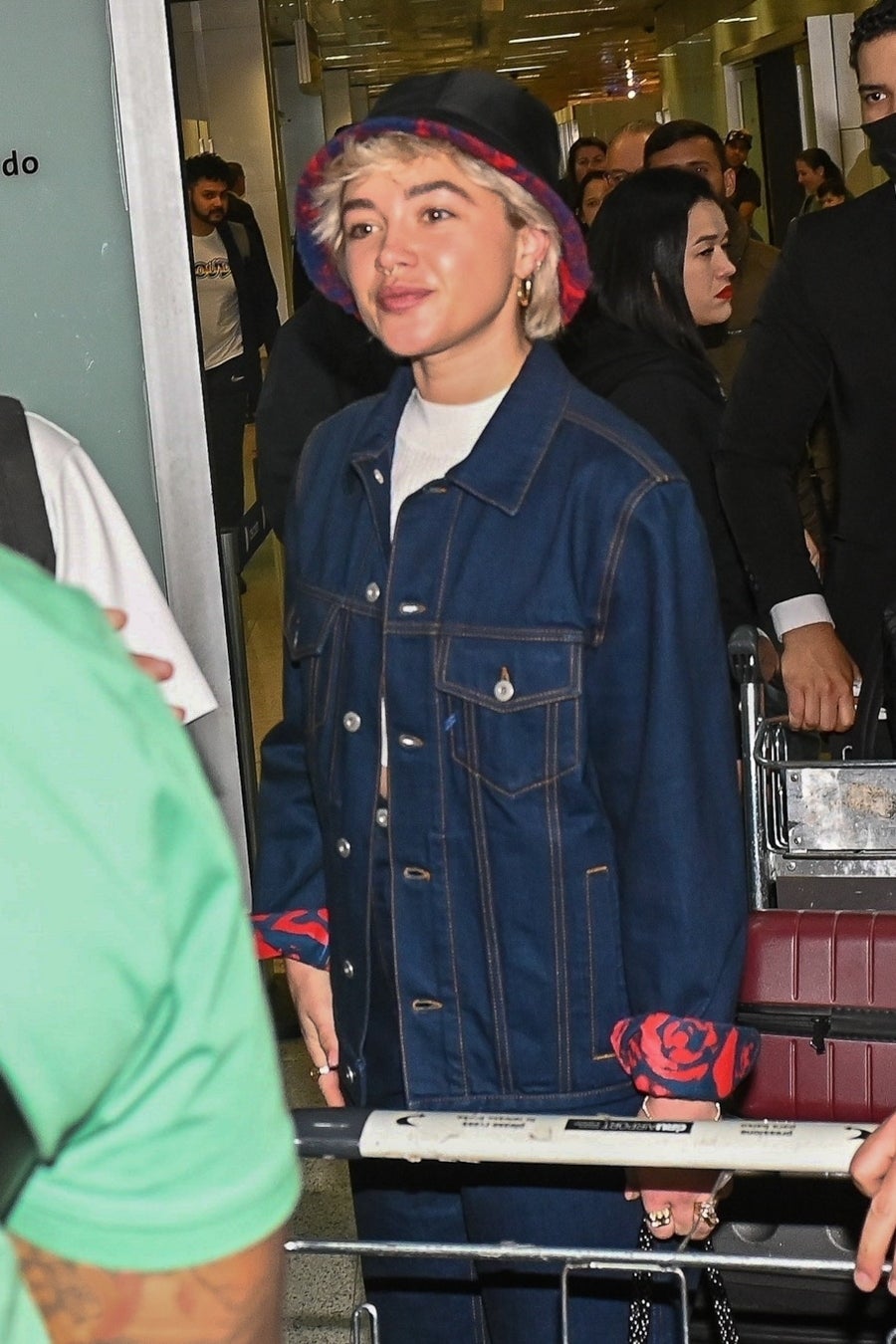 フローレンス・ピュー、サンパウロでバーバリーのスタイリッシュなコーディネートを披露 フローレンス・ピュー、サンパウロでバーバリーのスタイリッシュなコーディネートを披露