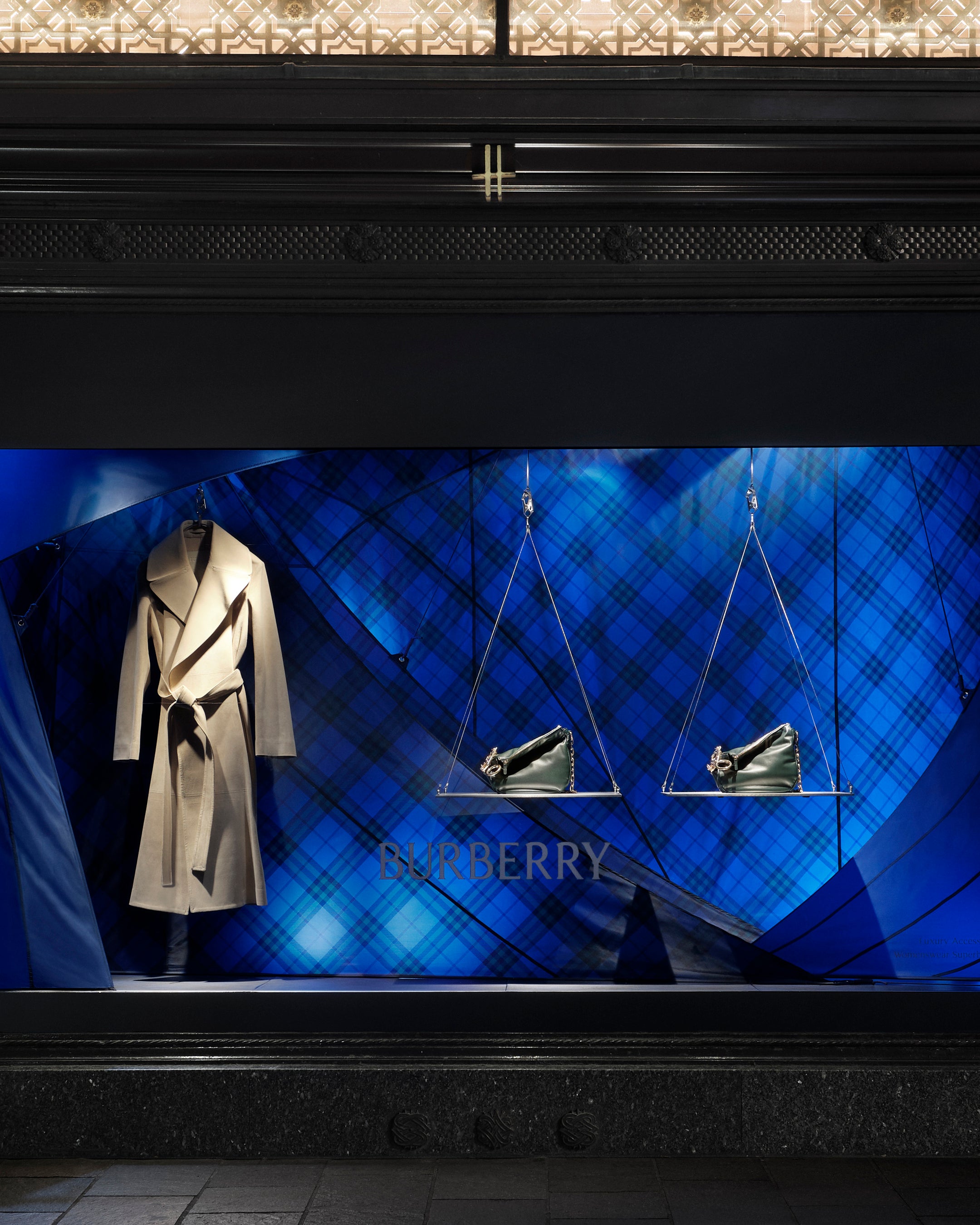 BURBERRY】バーバリーがハロッズをナイトブルーに染める