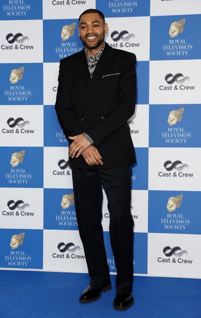 BURBERRY: ケイノがロンドンで開催されたRTSアワードでバーバリーを着用 BURBERRY: ケイノがロンドンで開催されたRTSアワードでバーバリーを着用