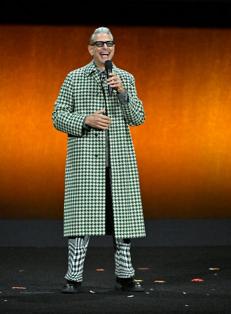 ジェフ・ゴールドブラムがシネマコンでバーバリーのハウンドトゥースコーデを披露 ジェフ・ゴールドブラムがシネマコンでバーバリーのハウンドトゥースコーデを披露