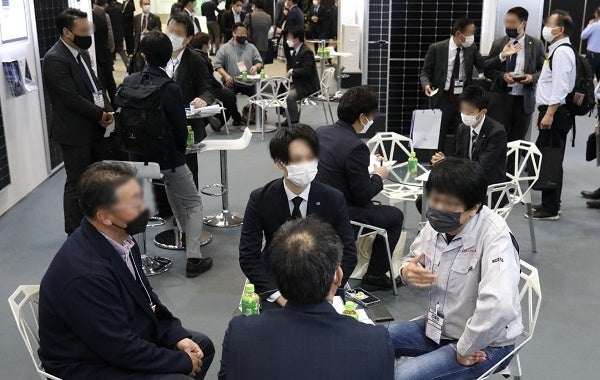 各ブースでは熱心な商談が行われています