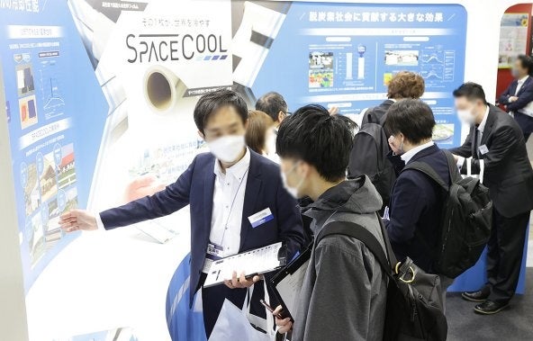 熱心に説明を受ける来場者