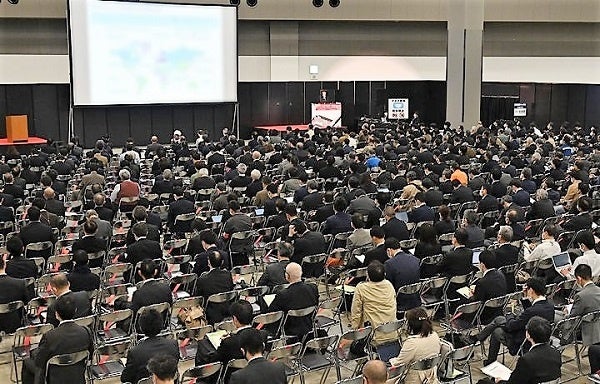 セミナー会場は一定の座席間隔を確保しています