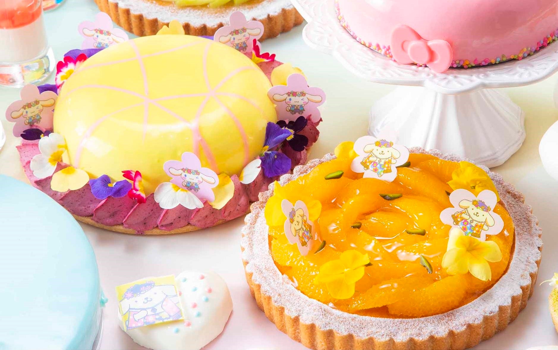 「カシスとココナッツのフラワーガーランド」（左）「陽だまりのオレンジタルト」（右）イメージ