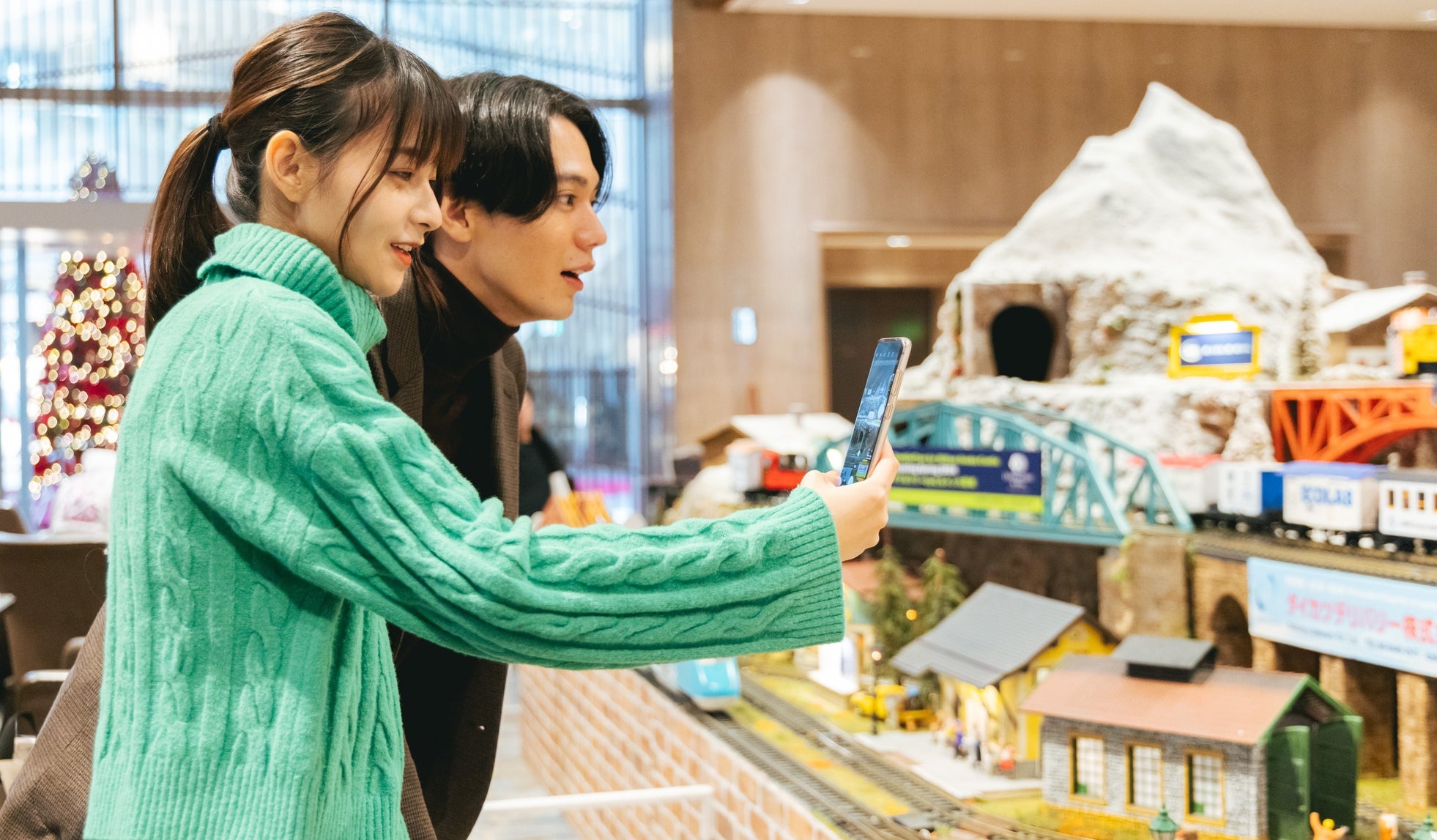 【ヒルトン大阪】ヒルトン・クリスマス・トレイン17年目も出発進行 クリスマスデコレーションと共に心温まる冬のひとときを。