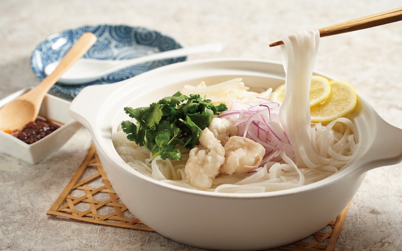 自宅に居ながら アジア2カ国を食べ歩き気分 ベトナム料理 フォー でシメる 進化系お取り寄せ もつ鍋 を 2月21日 月 より全国発売 株式会社アミュゼホールディングスのプレスリリース