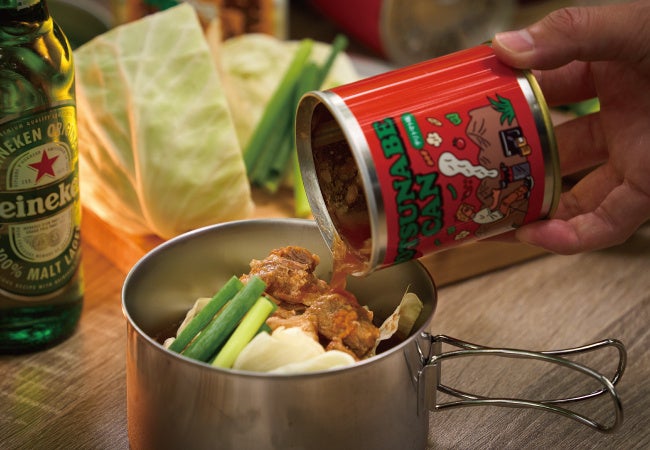 画像：缶を開けて鍋に入れているイメージ