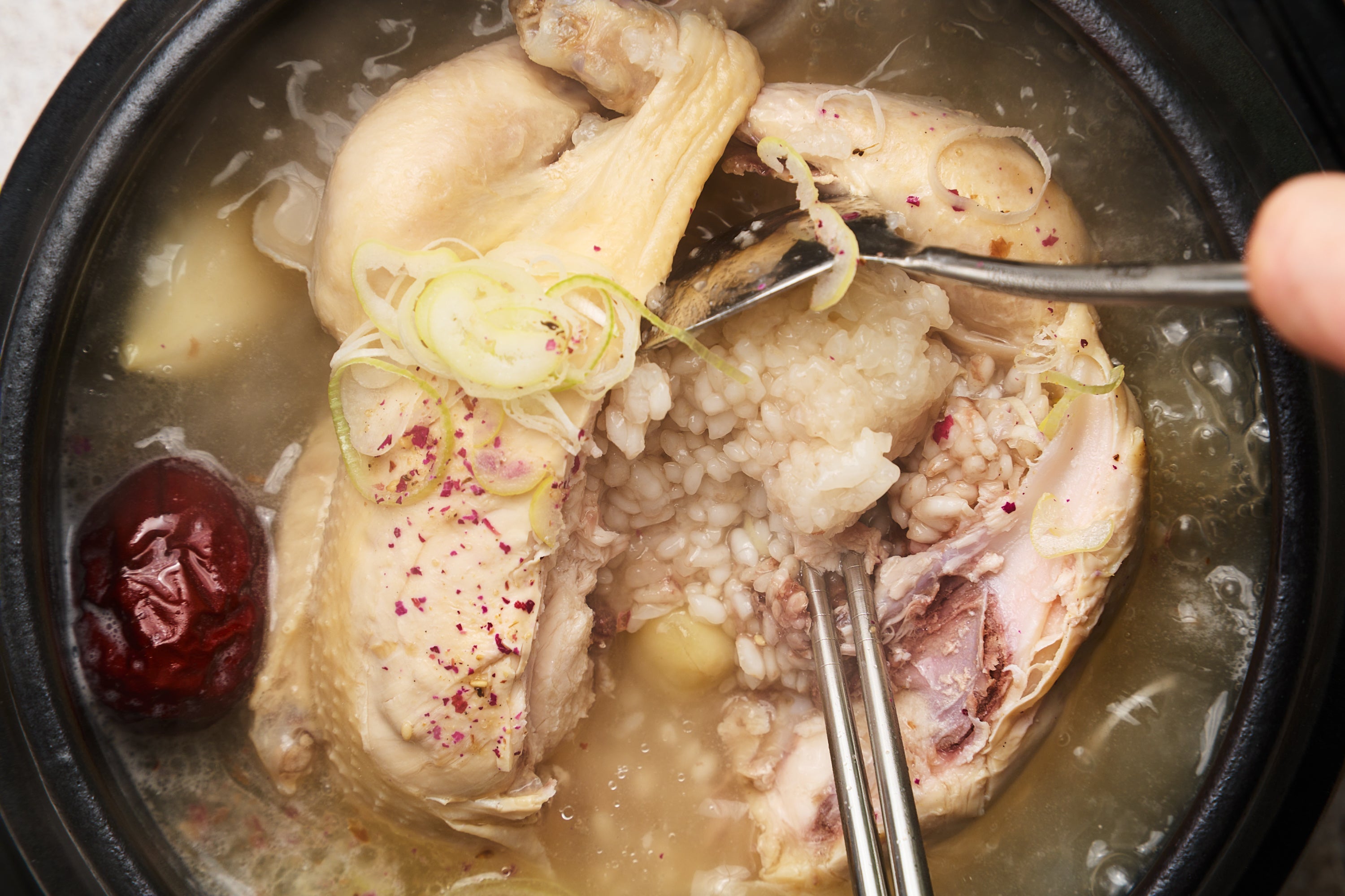 画像：丸鶏のお腹に詰めた国産もち米などの漢方食材