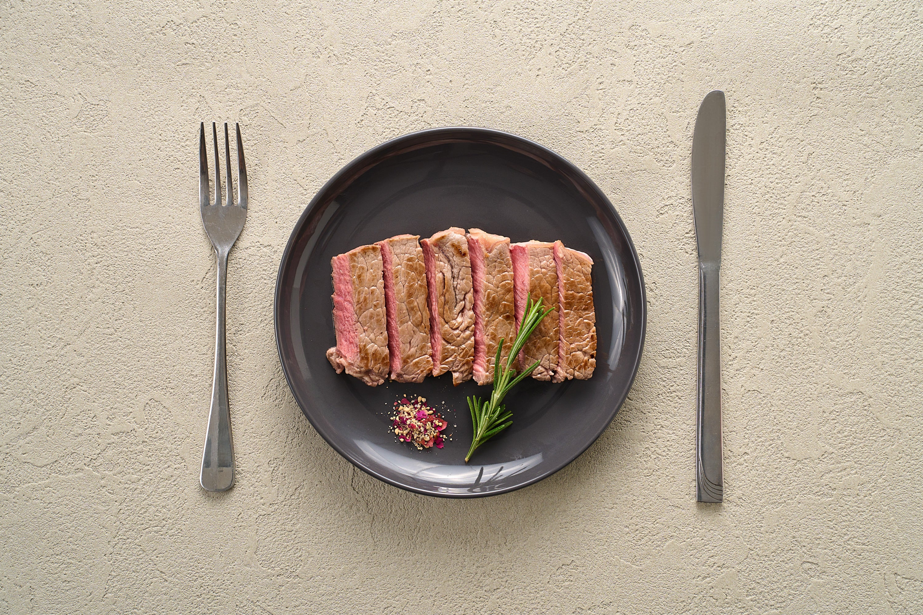 画像：薬膳塩はステーキにも合います