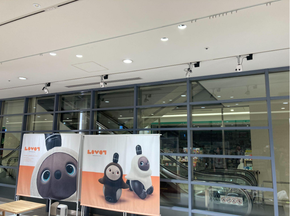 写真：OMO型店舗に設置したAIカメラの様子（天井付近）