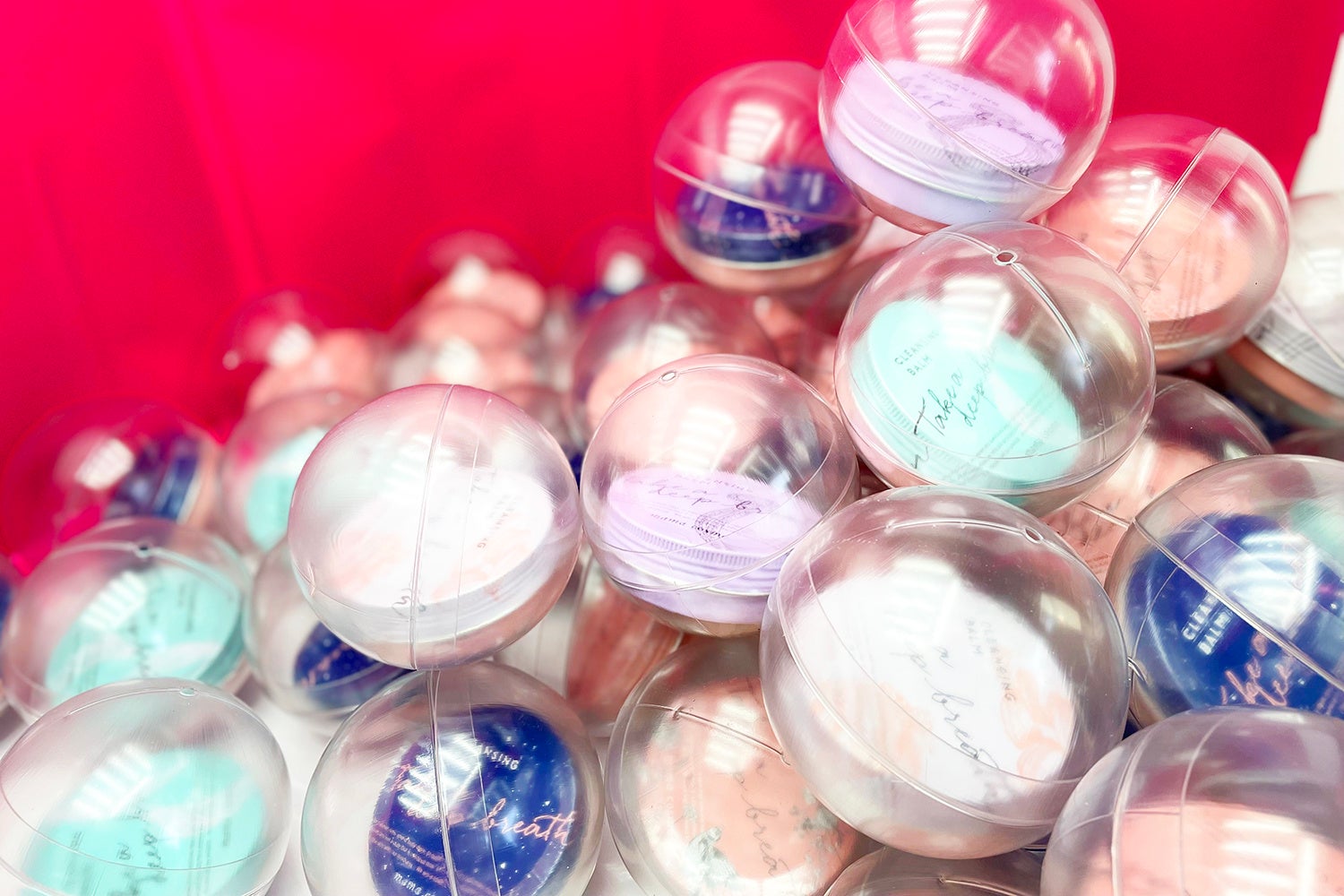 ゲーム内に並ぶカラフルな限定デザイン缶は、見ているだけでもワクワク