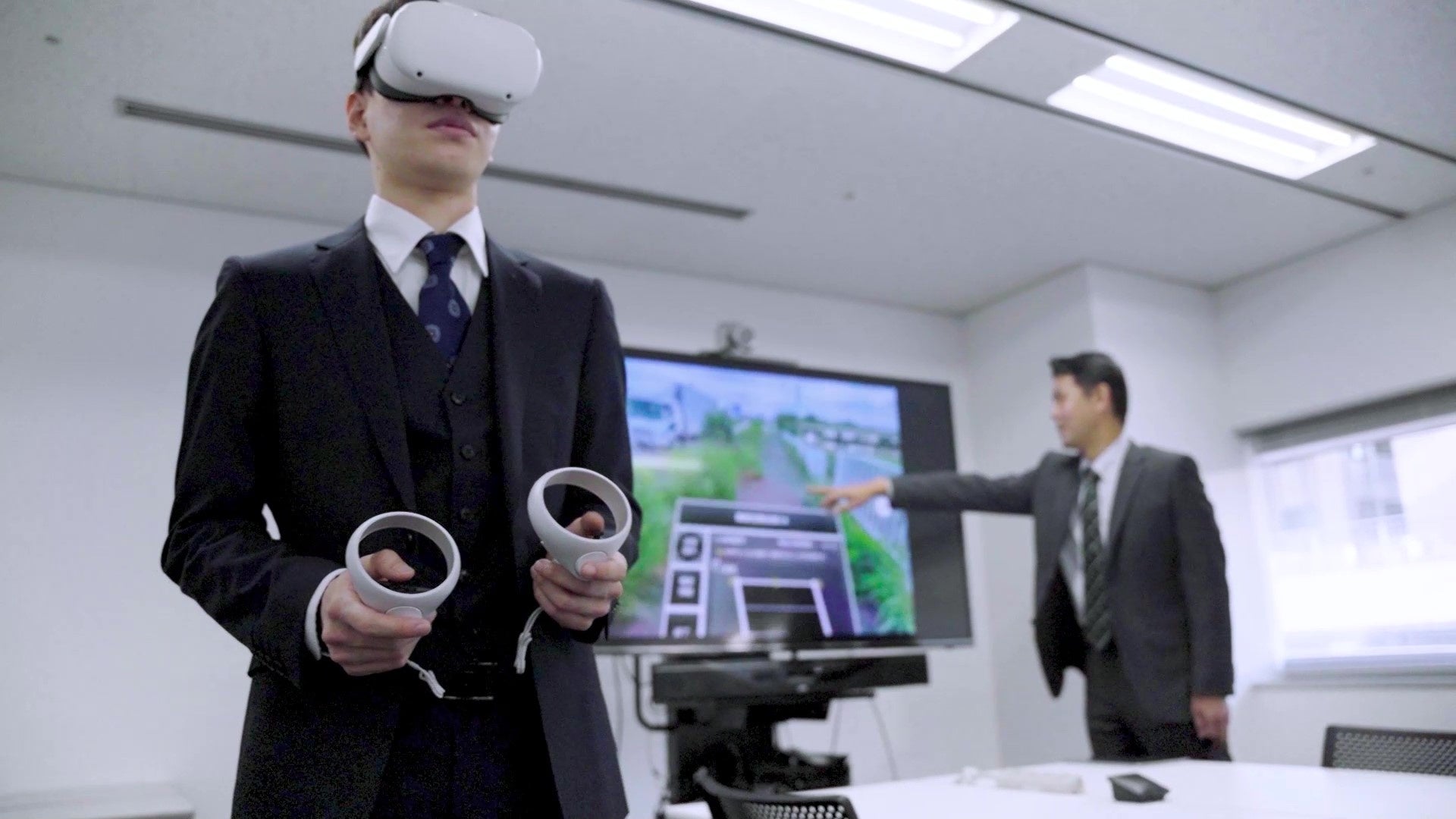 VRヘッドセットを用いた研修風景（受講生の見ている視点をモニターで投影）