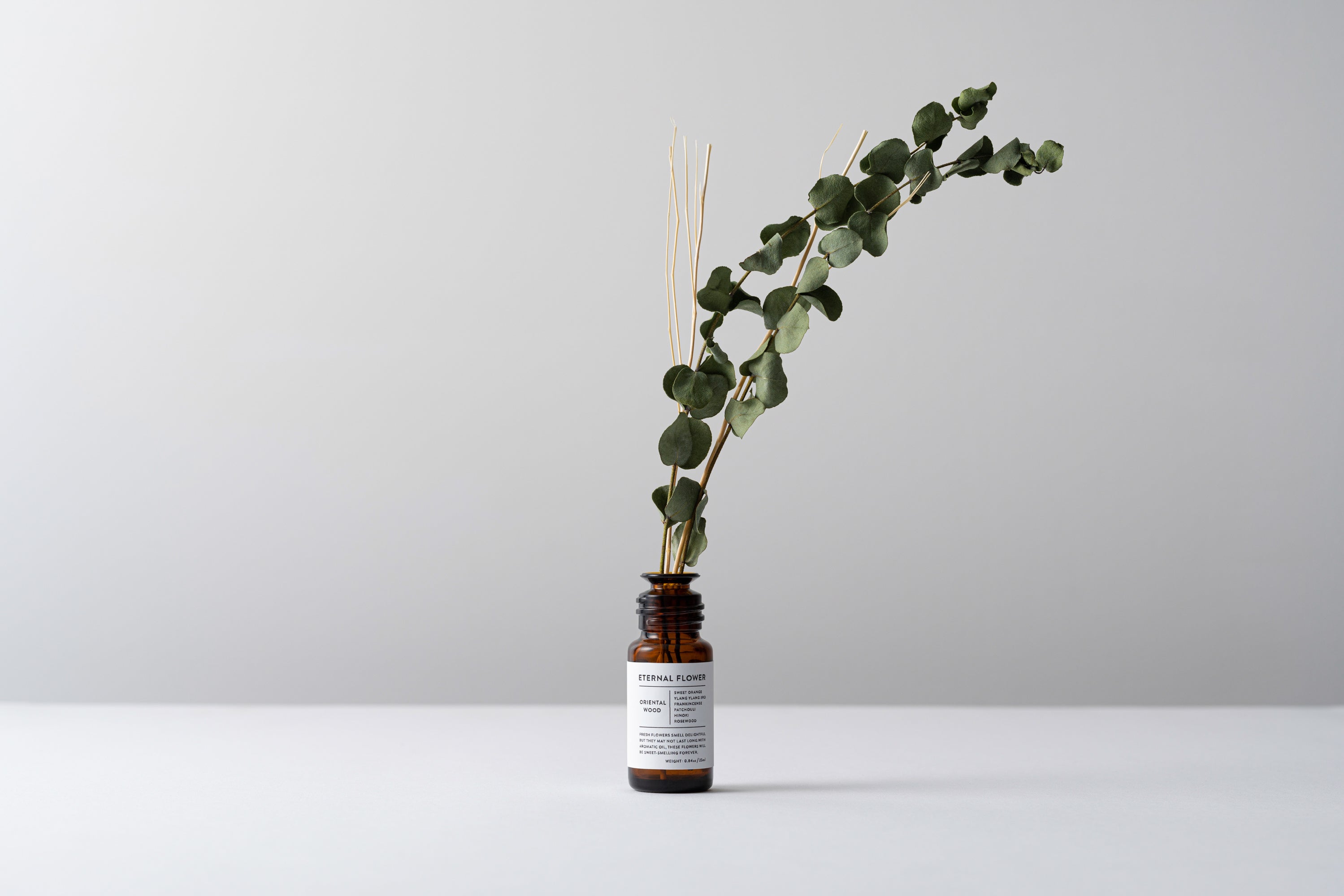 イランイラン、ローズ、ヒノキなどの精油を用いた「Oriental wood」