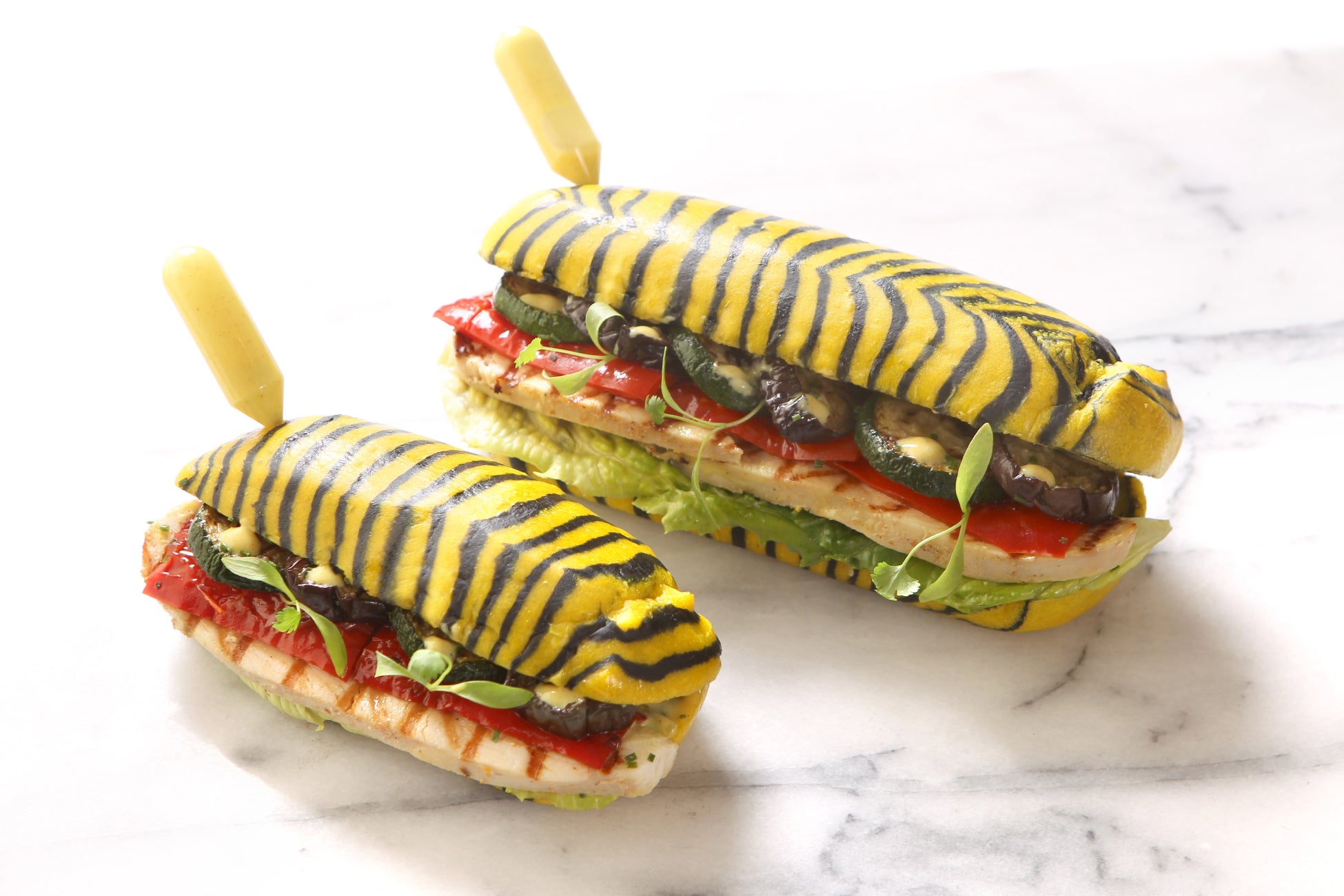 左:子虎のサンドイッチ~タンドリーチキンとグリル野菜~ 右:虎のサンドイッチ~タンドリーチキンとグリル野菜~