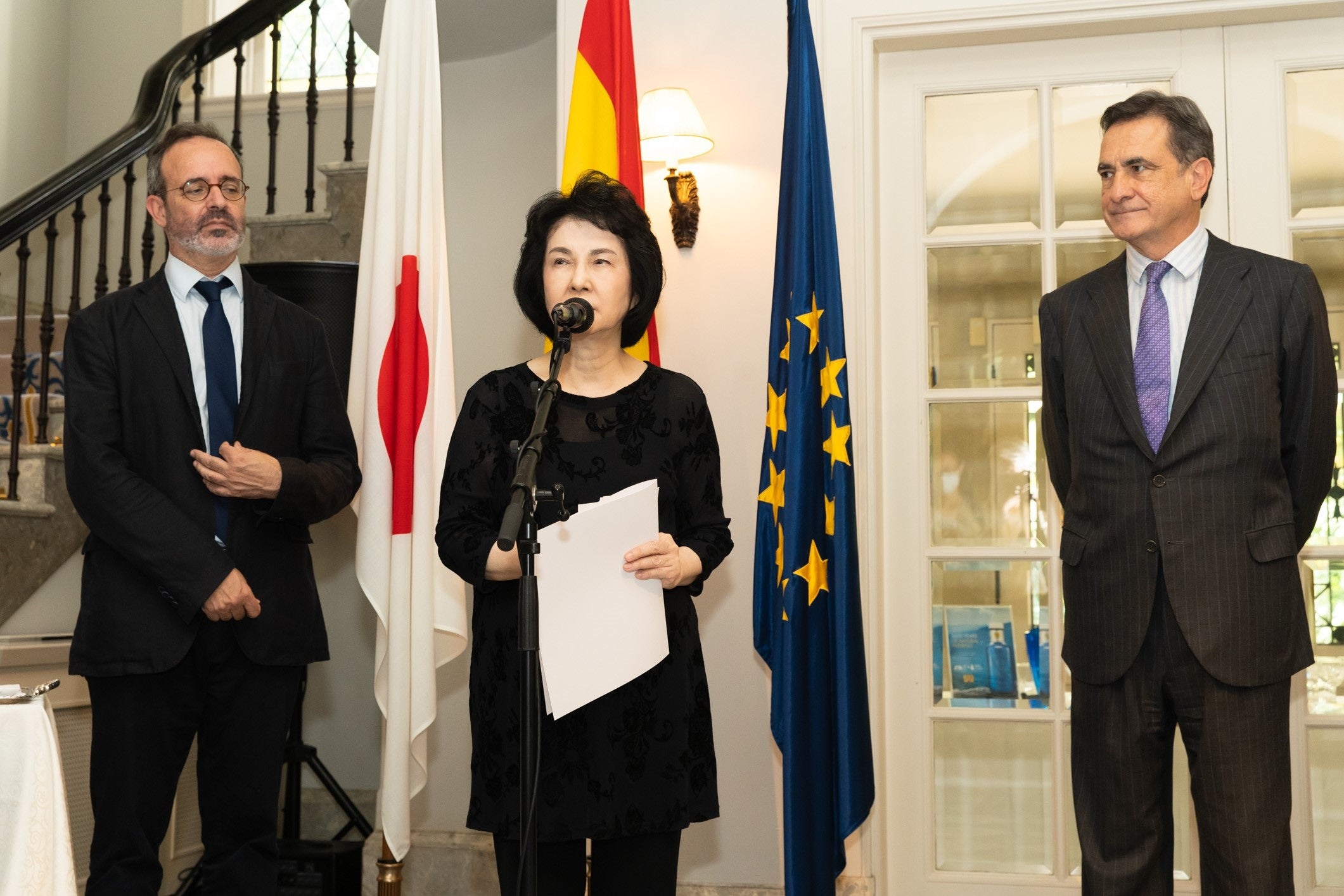 左から フェルナンド・ エルナンデス経済商務参事官、 株式会社フォーシーズ　代表取締役社長  淺野 幸子、 フィデル・センダゴルタ・ゴメス・デル・カンピージョ駐日スペイン大使