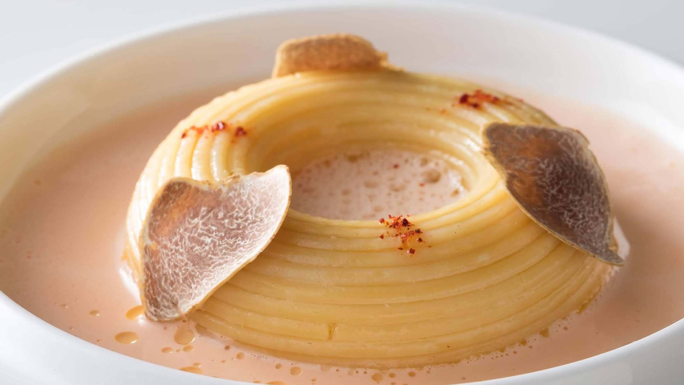 北海道産ホタテ貝のテュルバン　 シャトーシャロンの香る軽やかなソースコライユ 白トリュフと共に