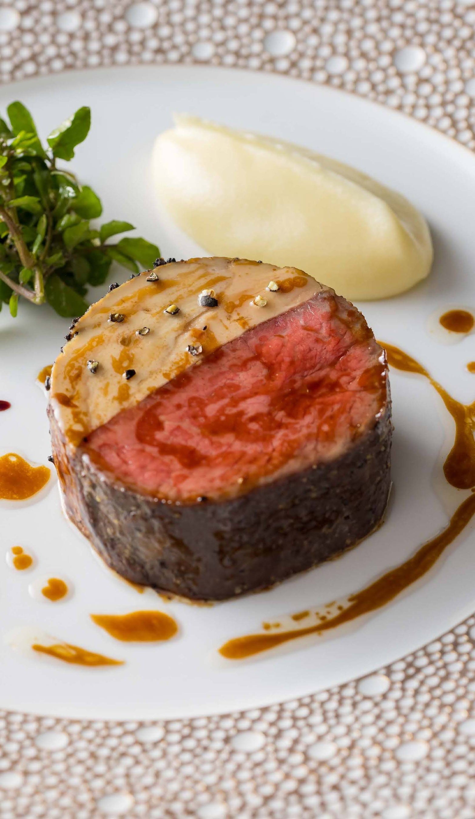 牛フィレ肉 フォアグラと抱き合わせローストし “ロッシーニ”風に仕上げて