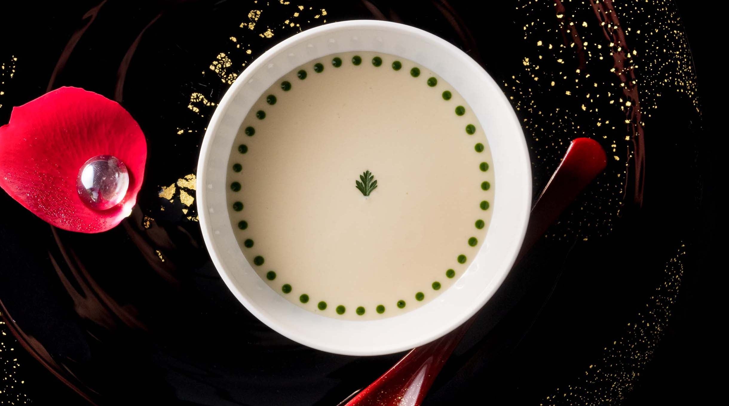 ソローニュ産キャビア　甲殻類のジュレになめらかなカリフラワーのクレーム