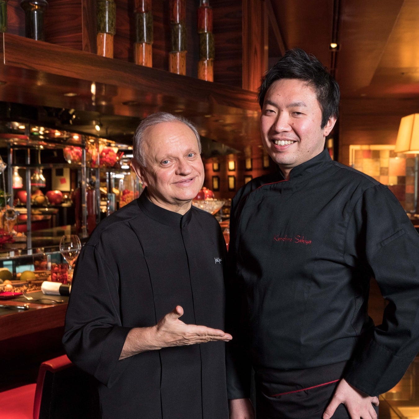 左:ジョエル・ロブション氏 右:関谷 健一朗