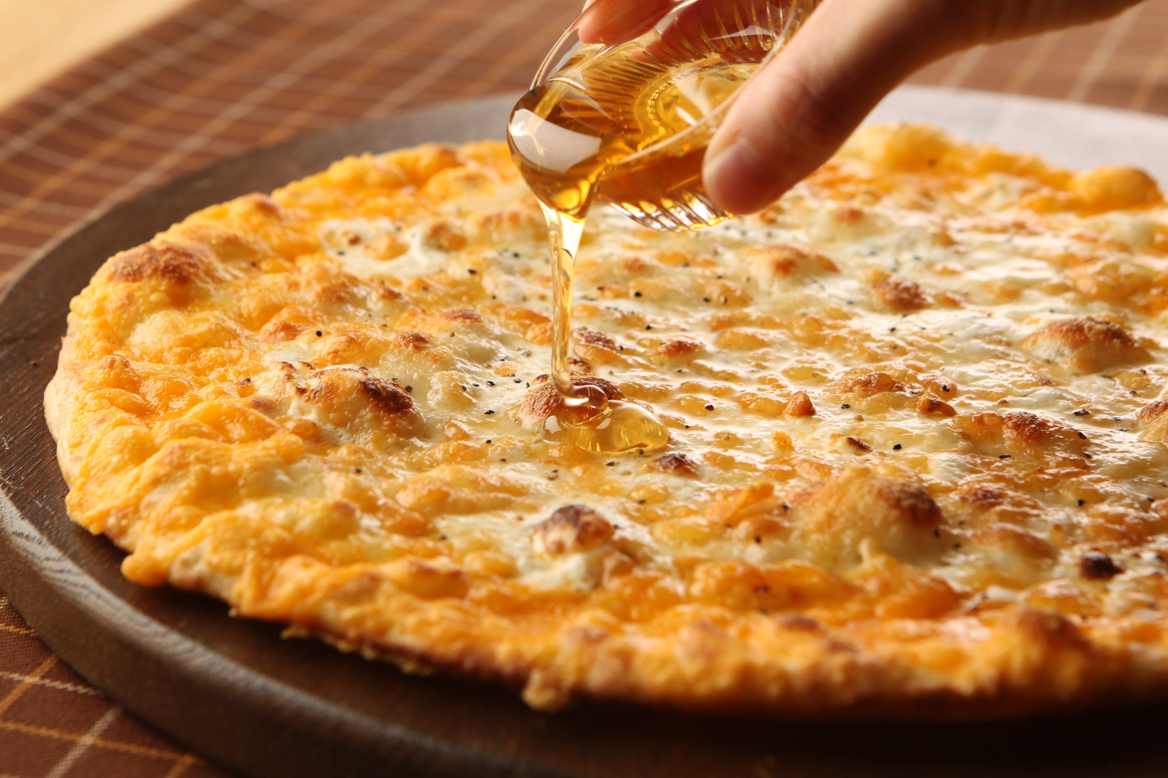 7種チーズのピザ ～ハチミツ添え～