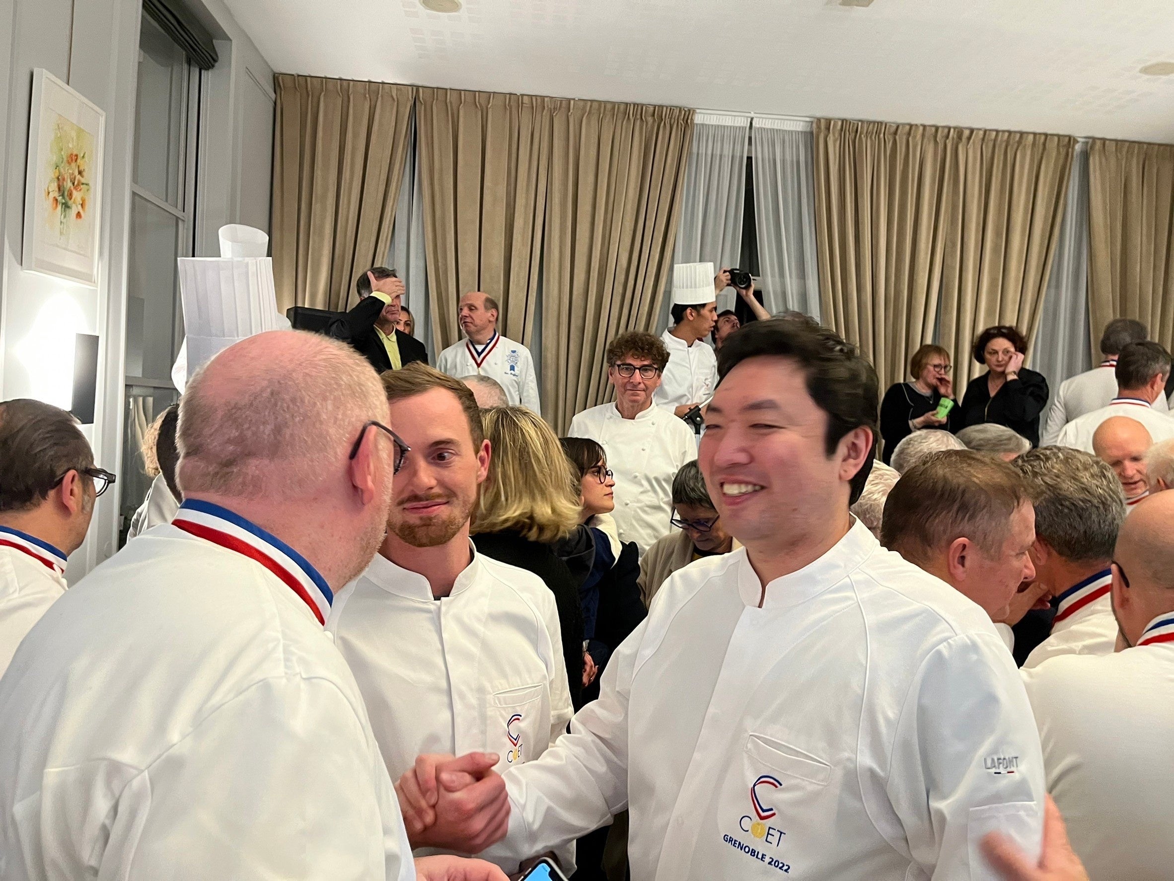 発表後、ＭＯＦシェフと握手し、受章に歓喜する関谷