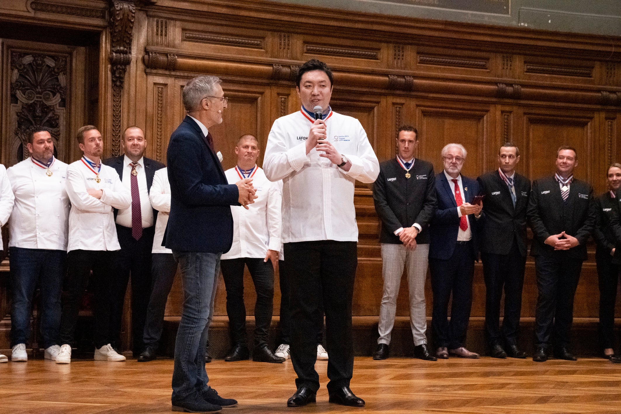 日本人の料理部門M.O.F.受章者として、檀上で紹介され、受章への感謝を述べる