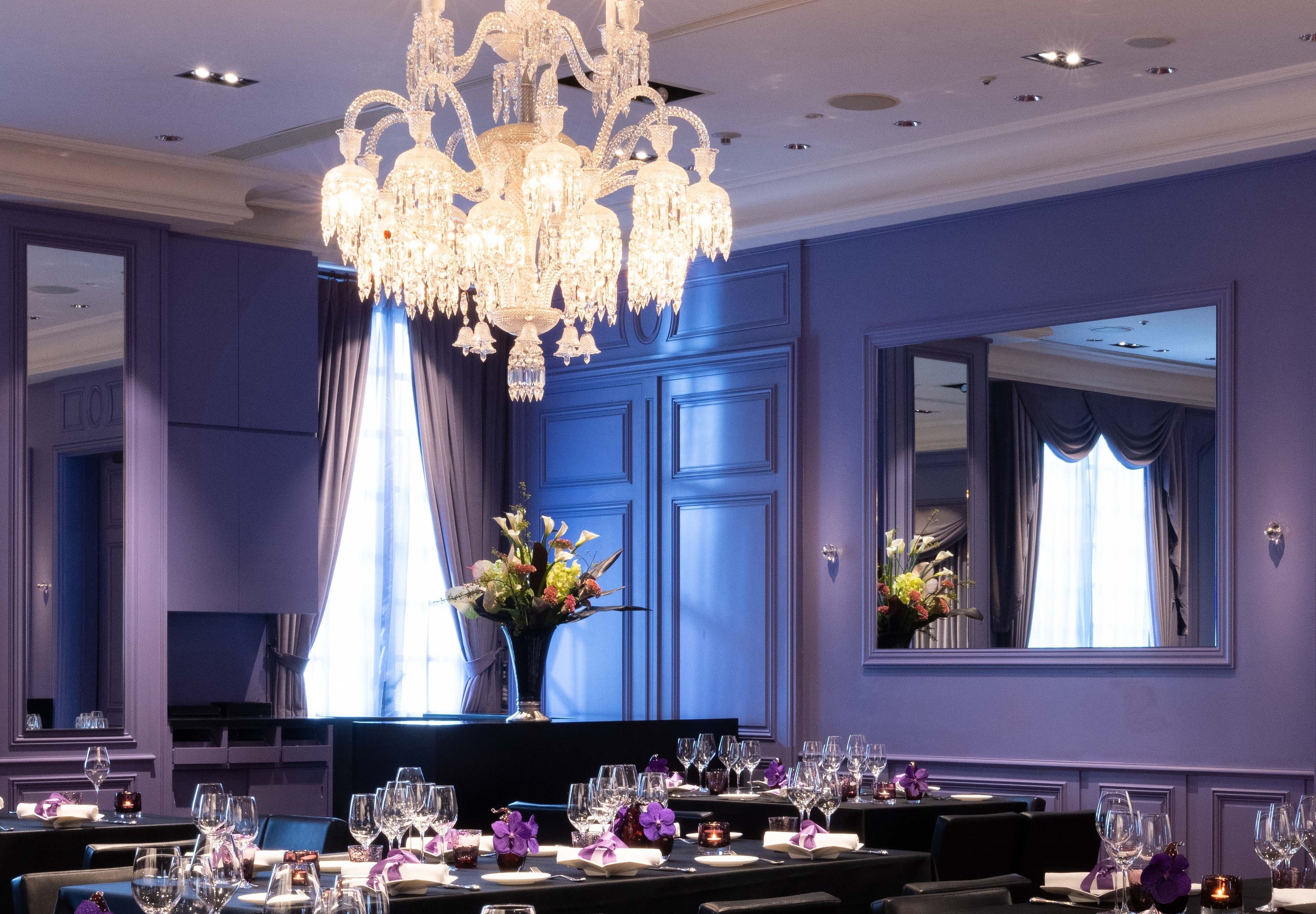 オマール海老を使用した一皿やクリスマスにツリーに見立てたデザート