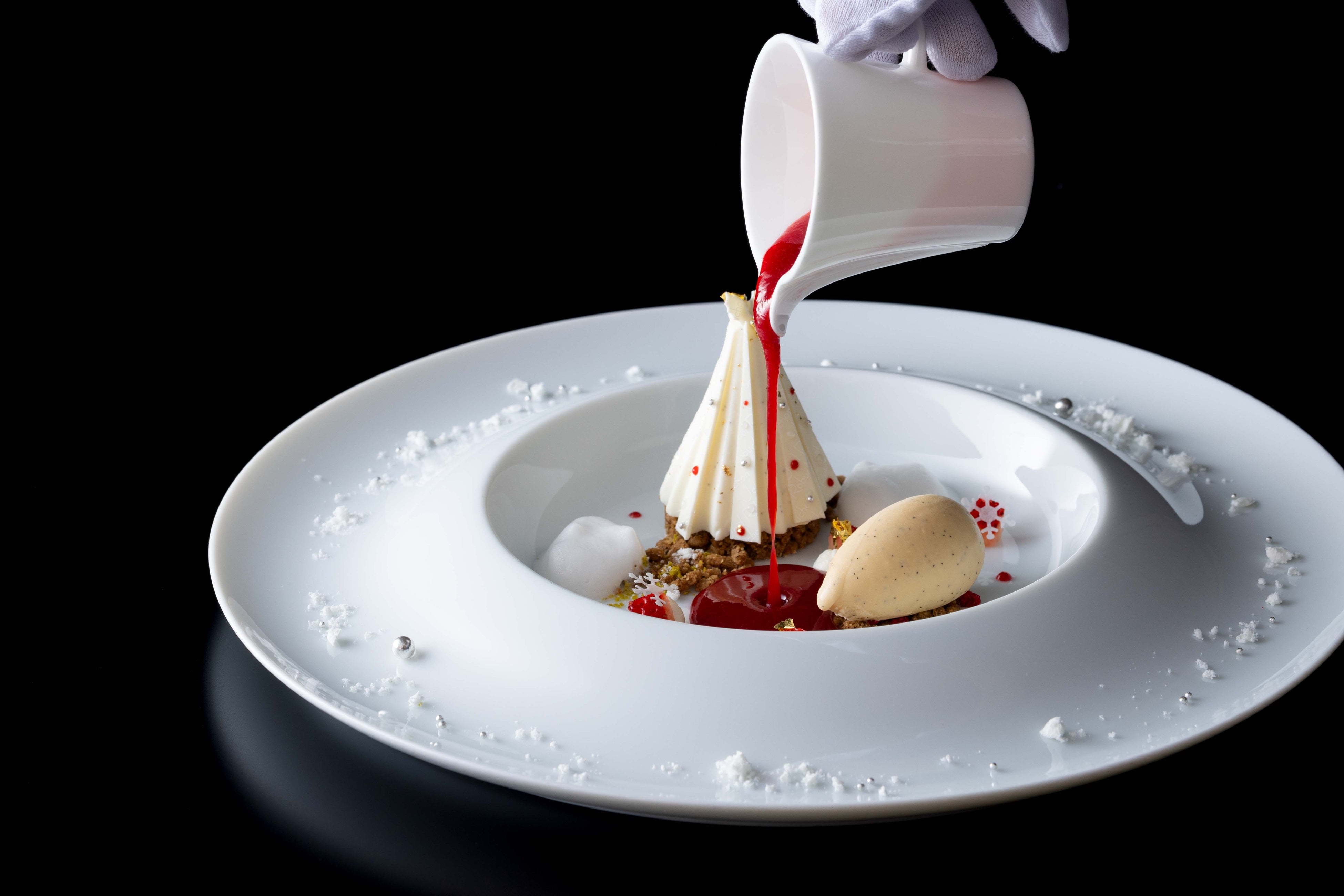 オマール海老を使用した一皿やクリスマスにツリーに見立てたデザート