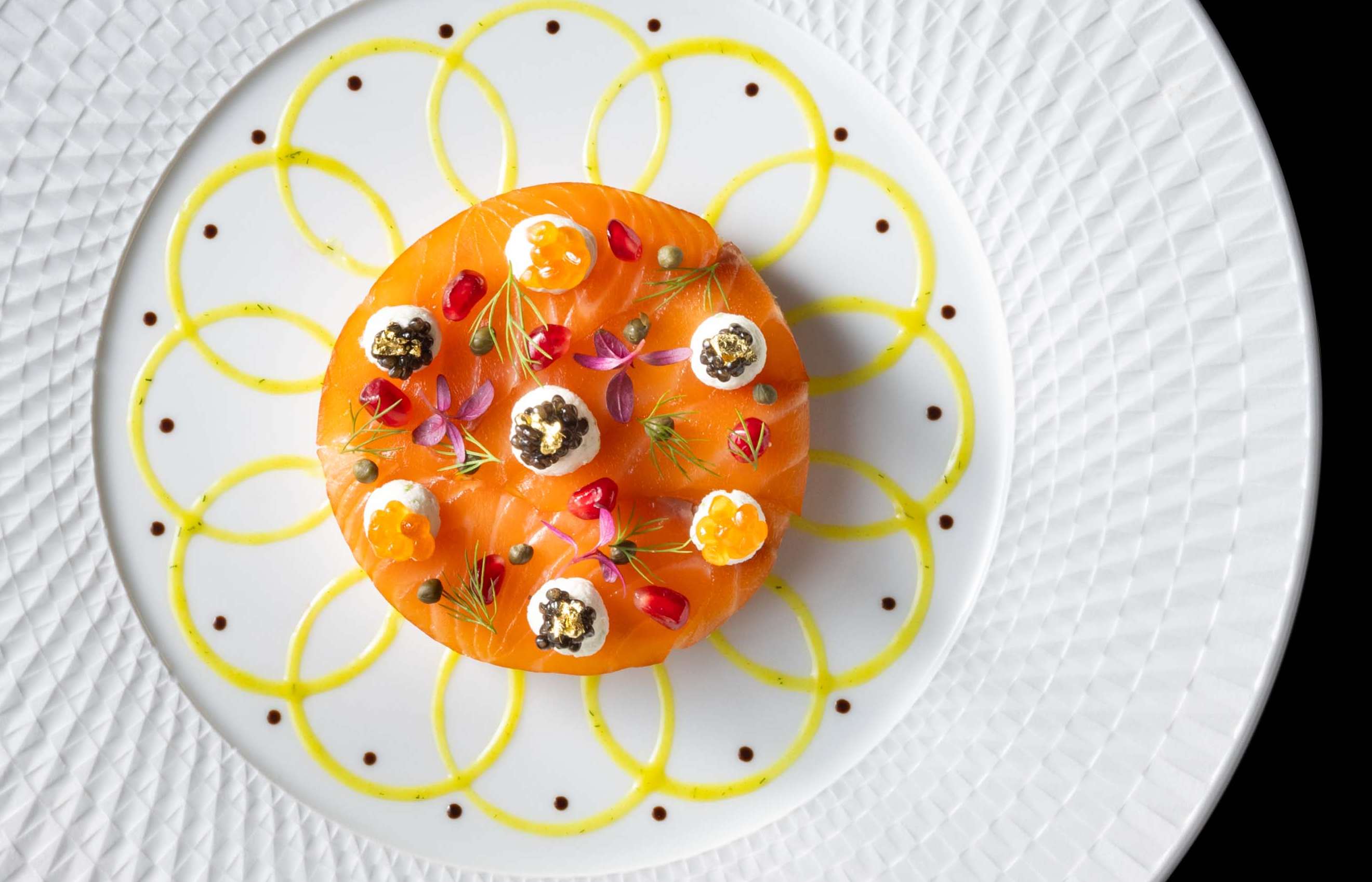 オマール海老を使用した一皿やクリスマスにツリーに見立てたデザート