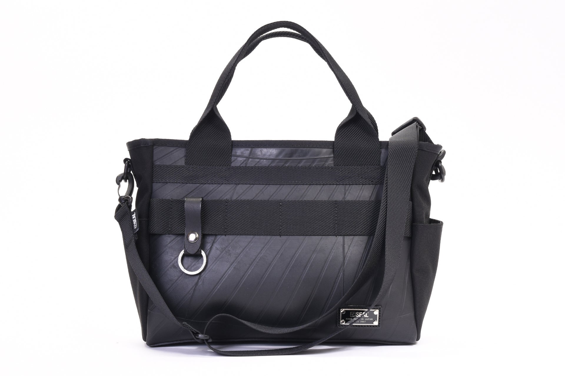 廃タイヤをバッグに。SEALより実用性を追求した多機能2WAYカートバッグ