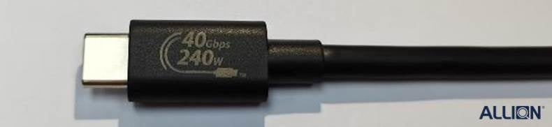 図2:世界で最初にUSB4™ 40 Gbpsおよび240W(EPR)認証ロゴを取得かつ表示したケーブル