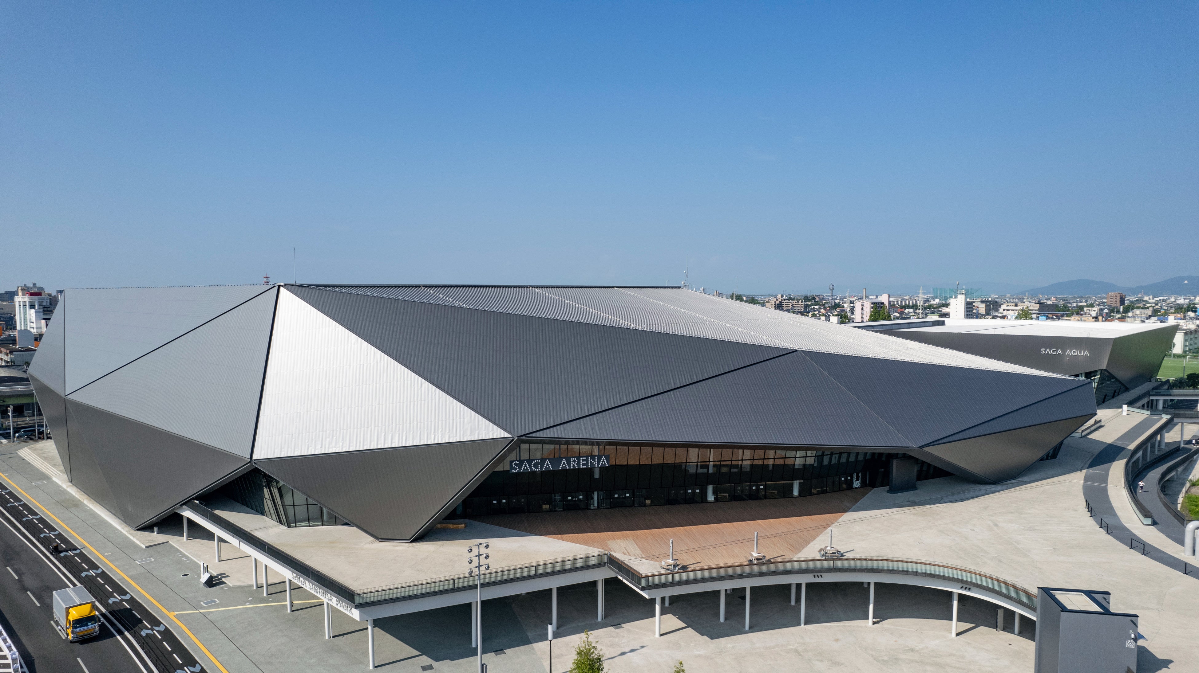 SAGAアリーナ ：　ビューティルーフL-200、TRX4型、マッタラールーフ7型