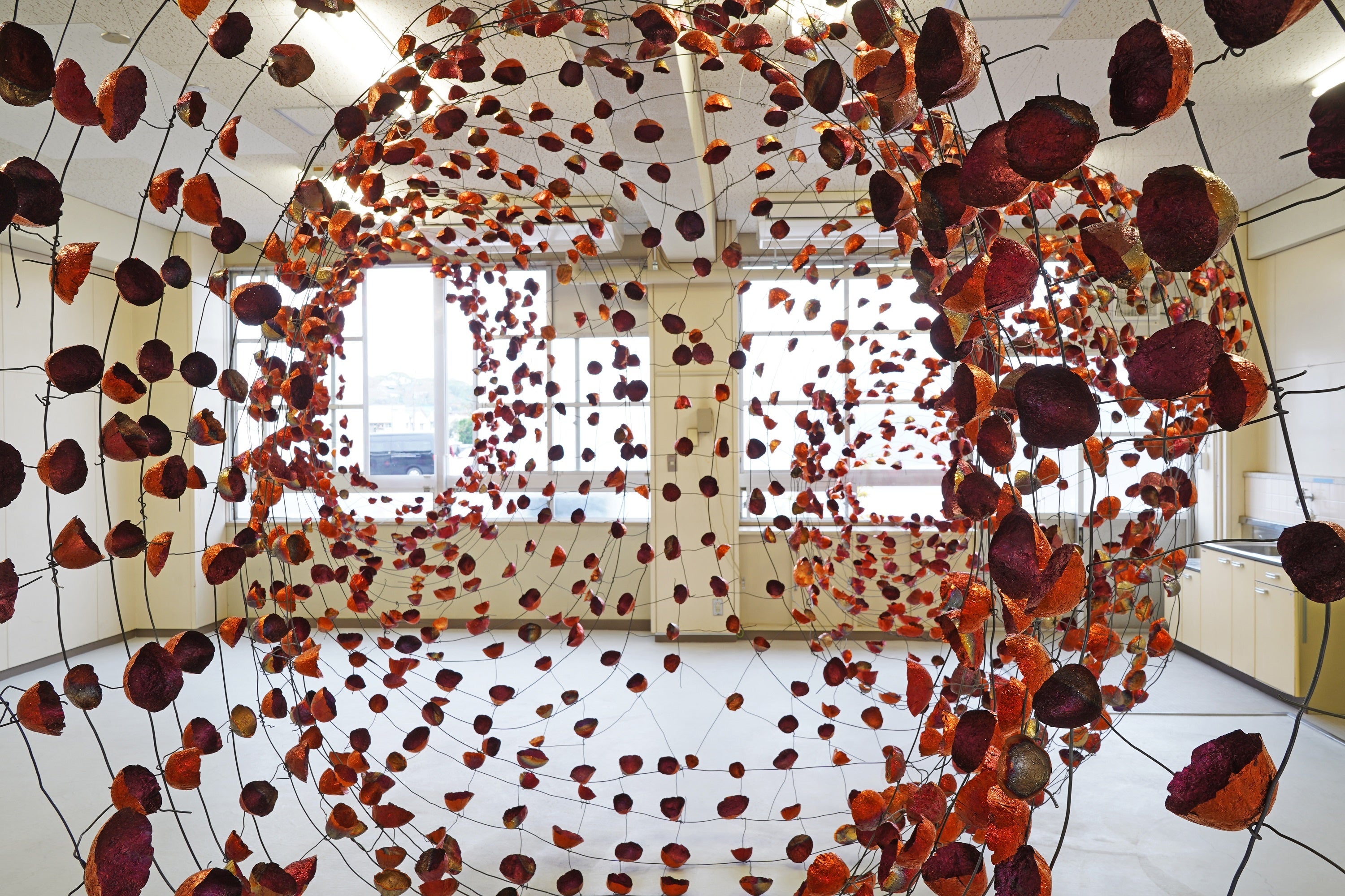 大西康明《境の石 室見川》2022年