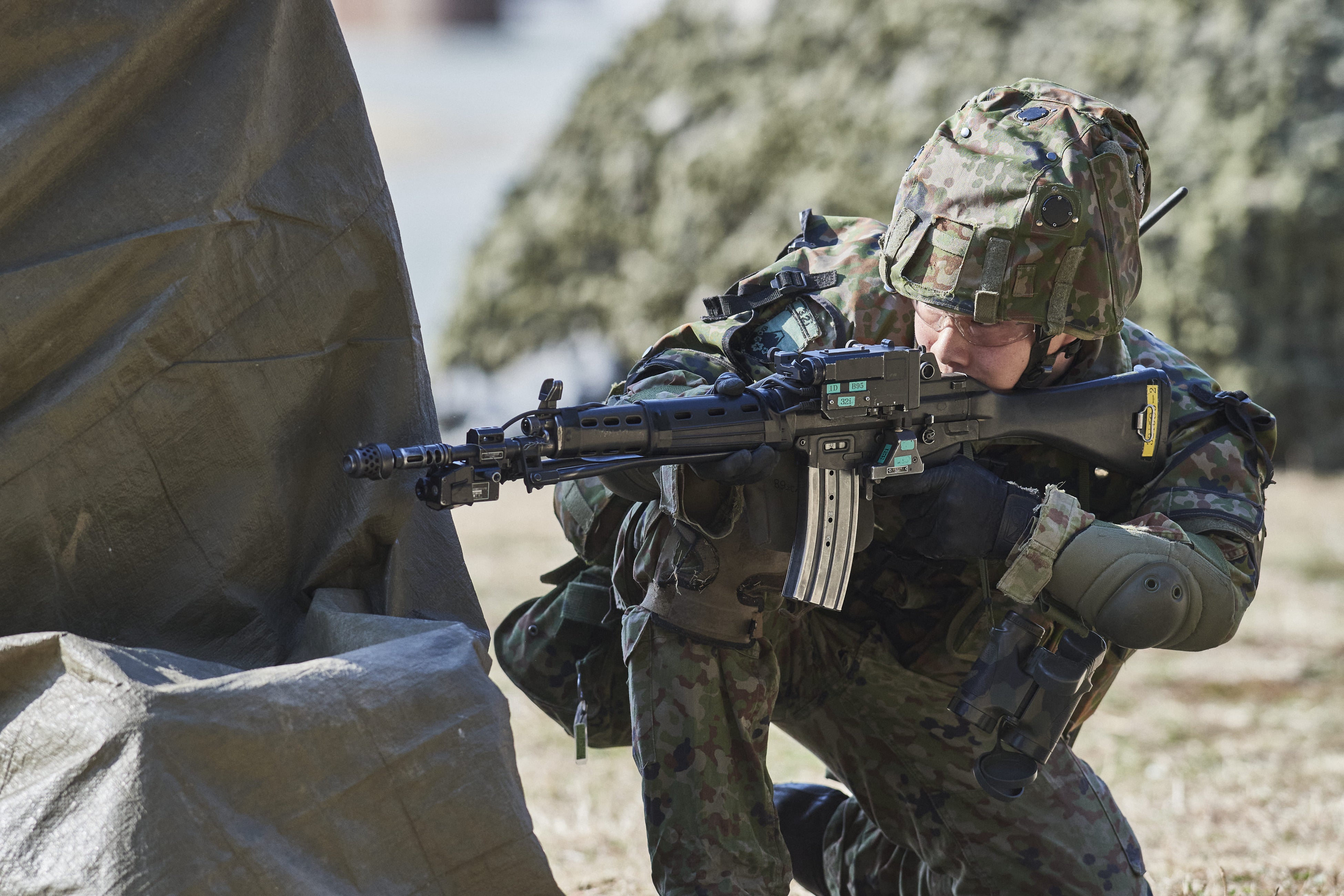 かがんで射撃する隊員
