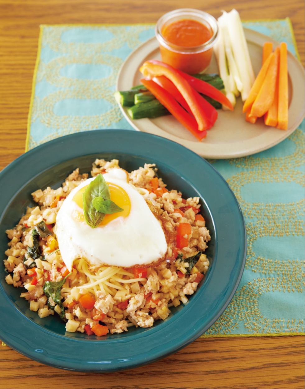 たけのこのガパオパスタとエスニック風スティックサラダ