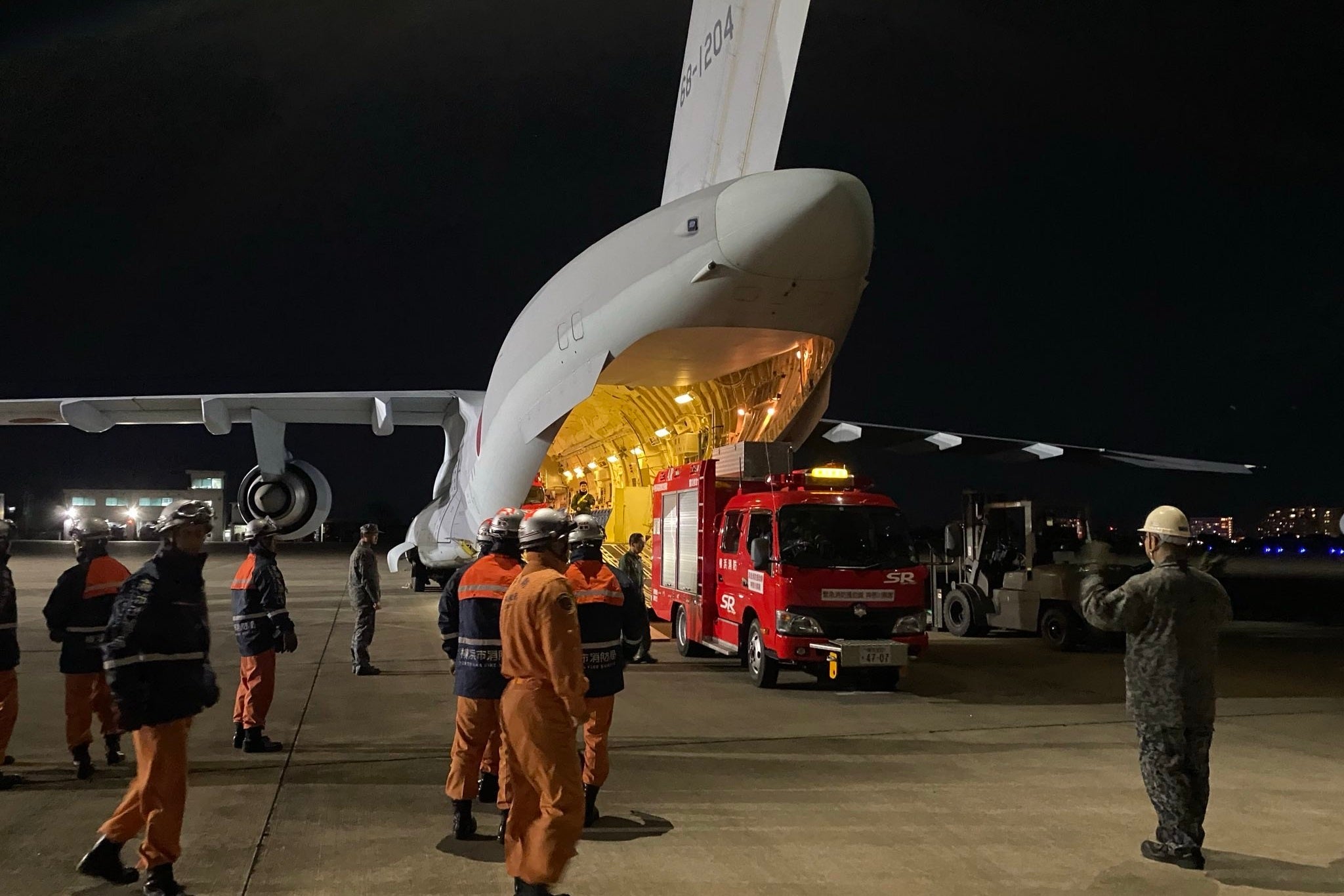 入間基地から小松基地まで消防車両の輸送を行う大型輸送機Ｃ-２　写真提供／防衛省