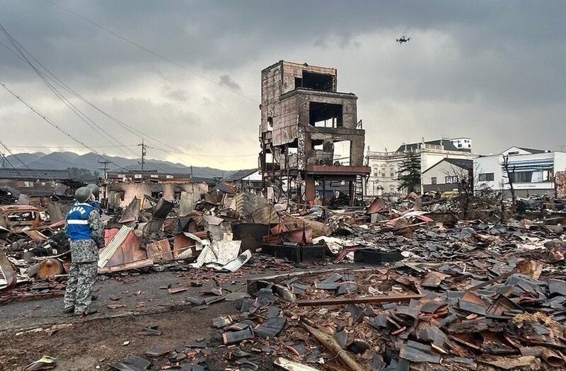 地震が発災した数時間後、大規模な火災が発生し、自衛隊は警察・消防と連携し、懸命な人命救助を行った 写真提供／防衛省