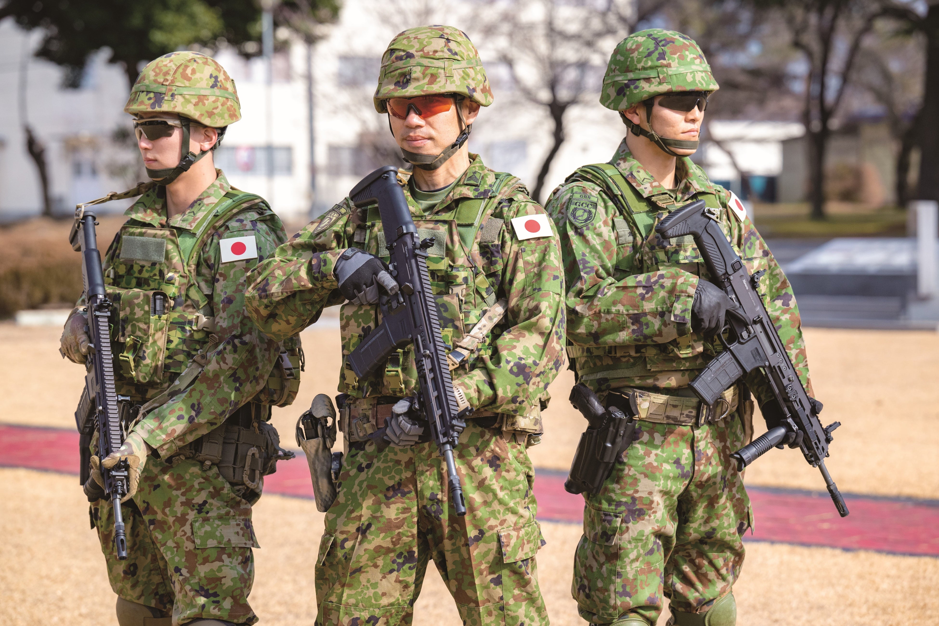 光学照準具を外した20式を持つ隊員。部隊には随時配備され89式と入れ替わる計画だ 写真／鈴木教雄
