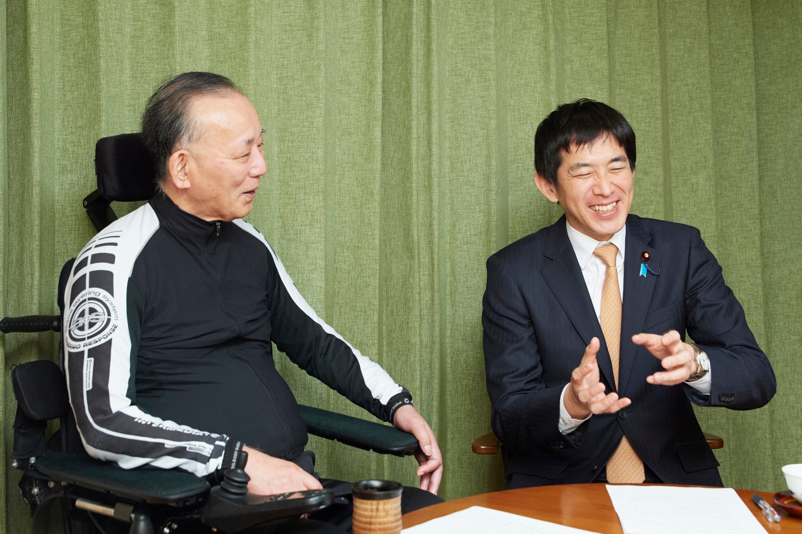 日本の未来について語る小林氏（右）に聞き入る谷垣氏（左）（2024年3月、都内）