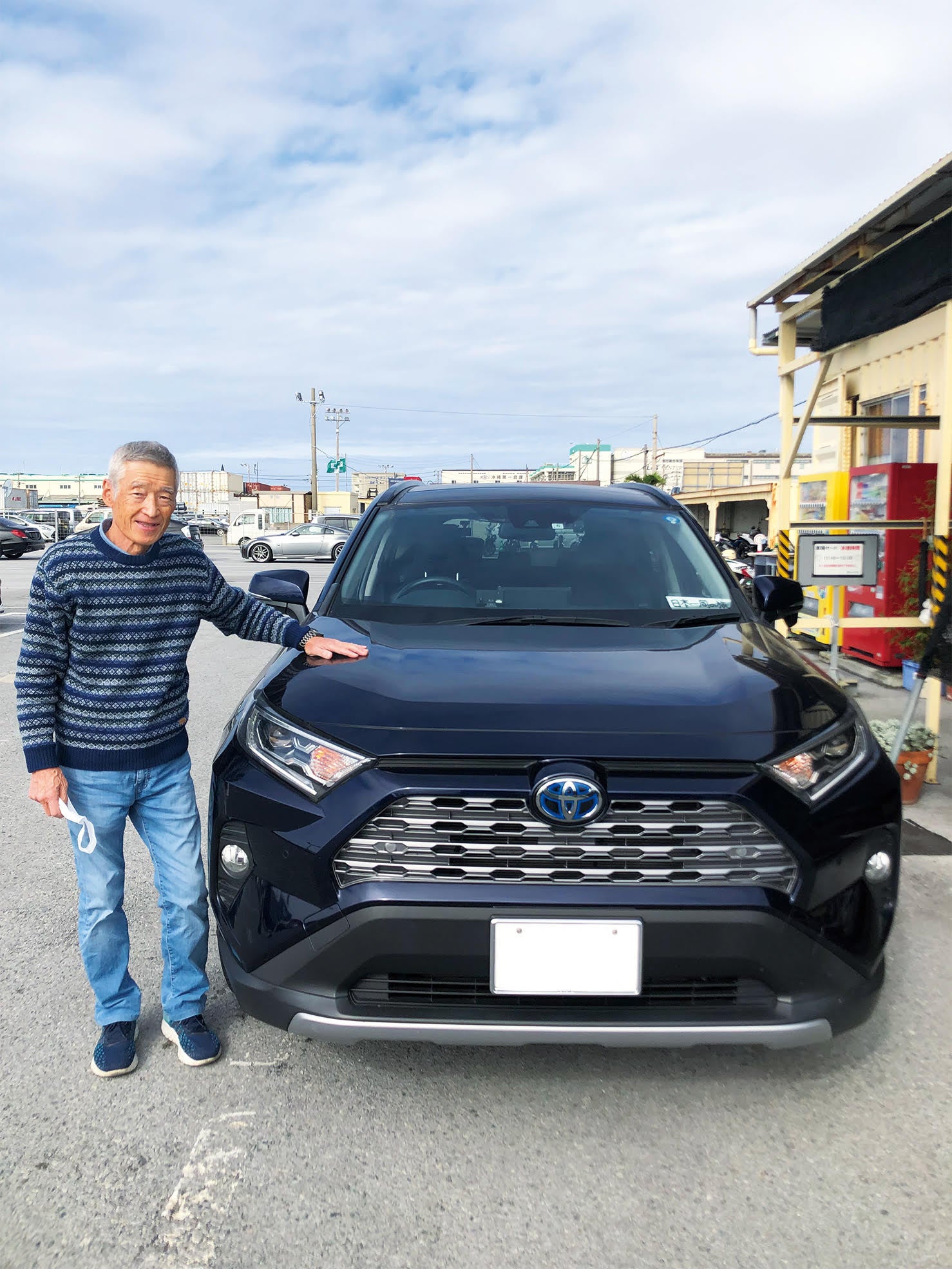 日本をともに走りまわった愛車と著者。