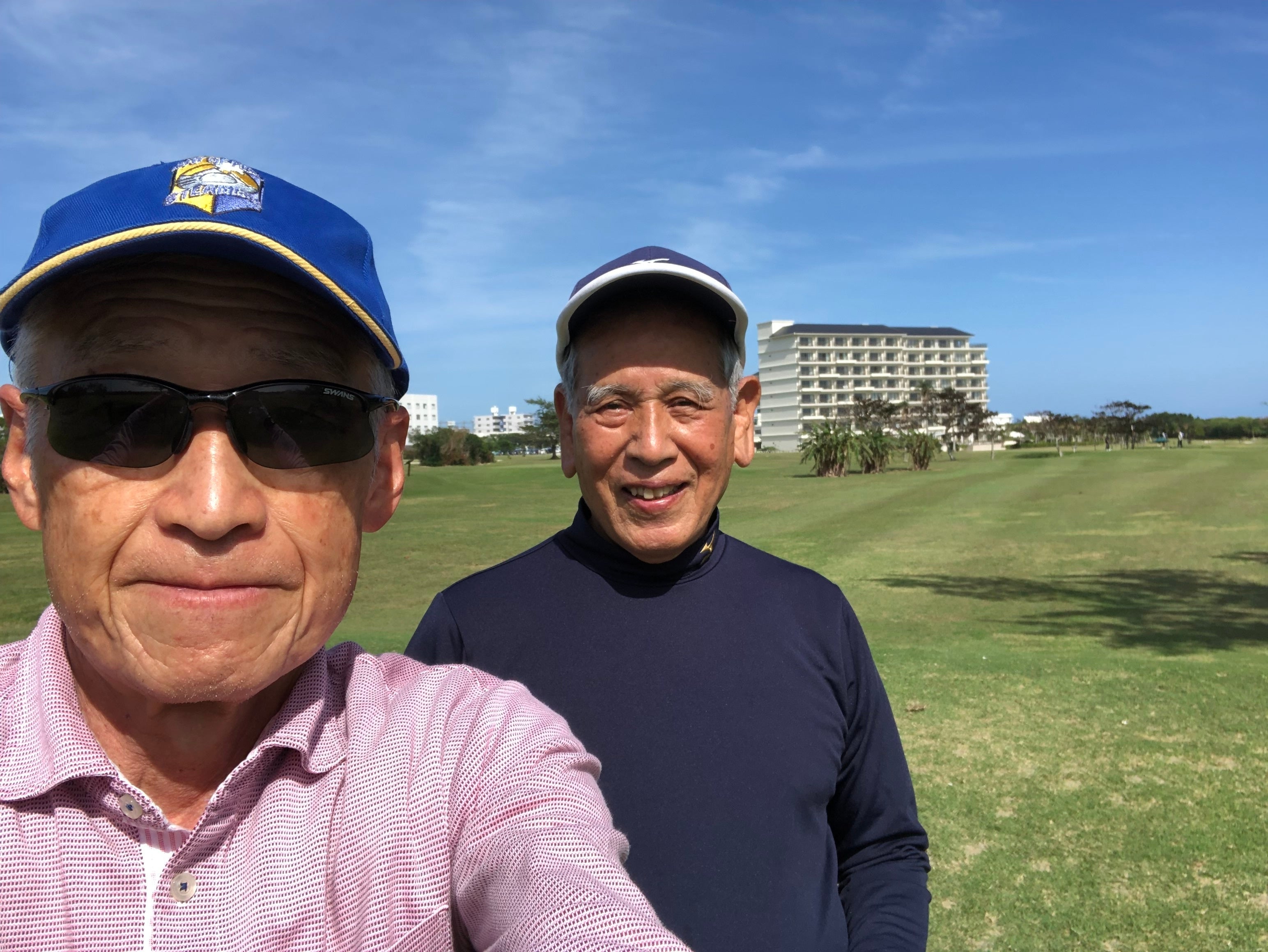 観光タクシーの運転手さんと仲よくなってゴルフへ