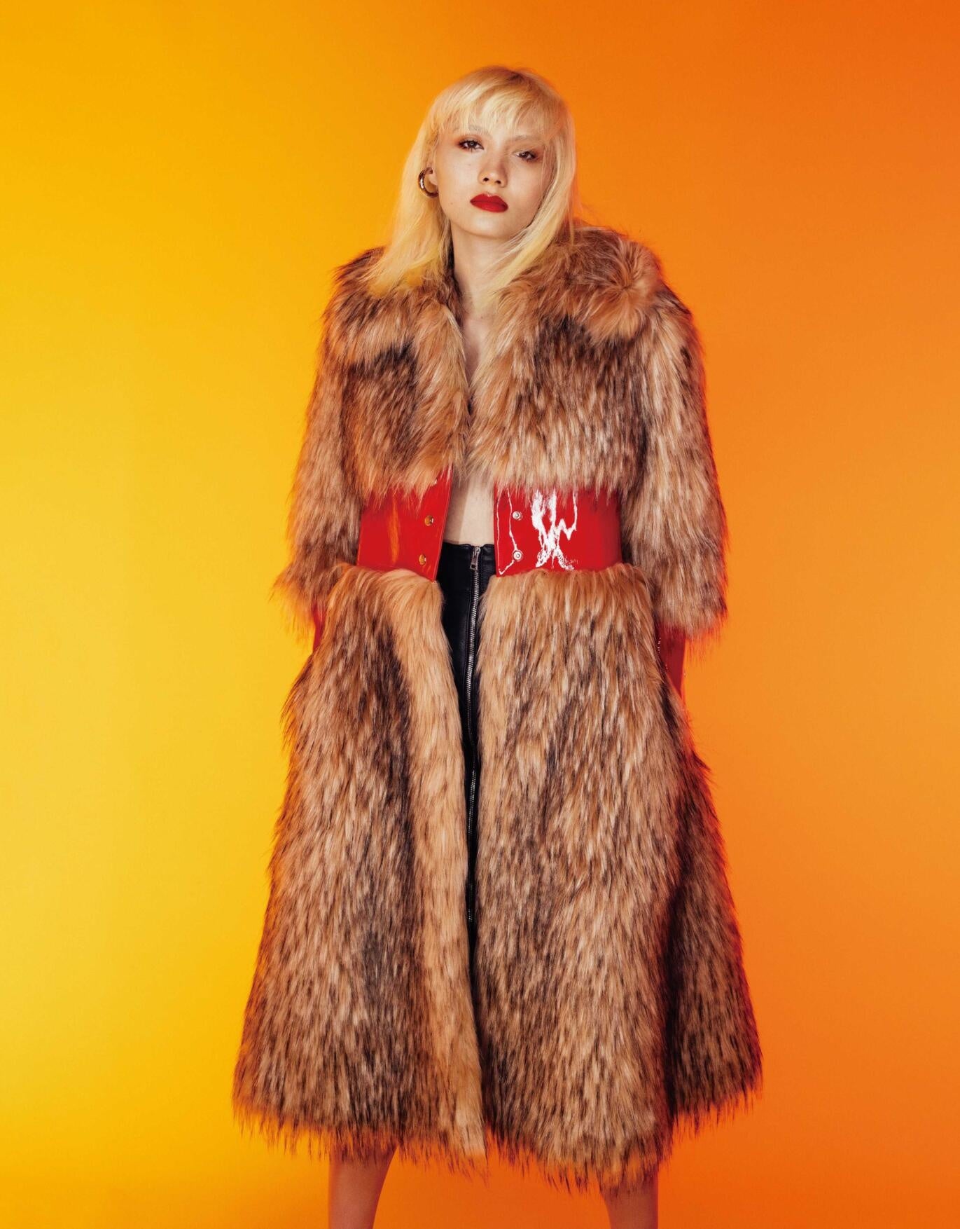 コート￥1,595,000　スカート￥495,000　イヤカフ￥126,500／すべてGucci（グッチ ジャパン 0120-99-2177）