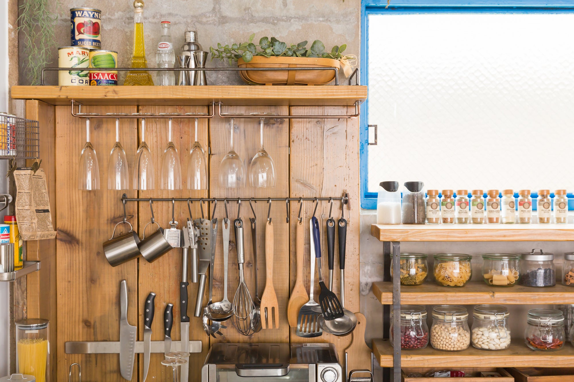 キッチンの見せる収納は使い勝手が良くて、おしゃれではありますが、危険度MAX