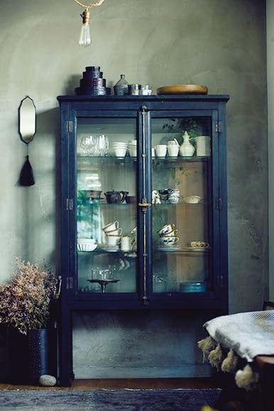 雅姫さん自らシックな色合いに塗装したという食器棚