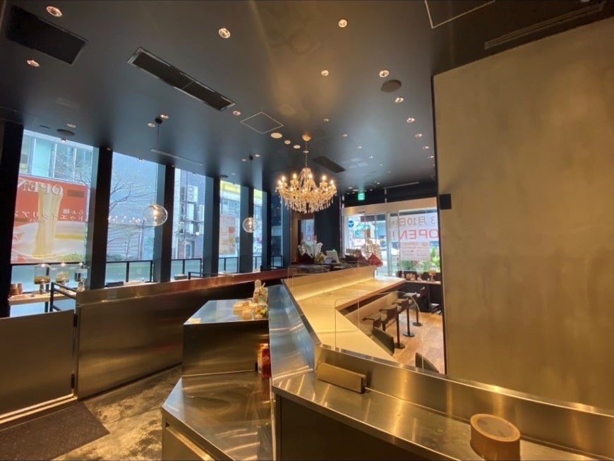 シャンデリアが輝く店内