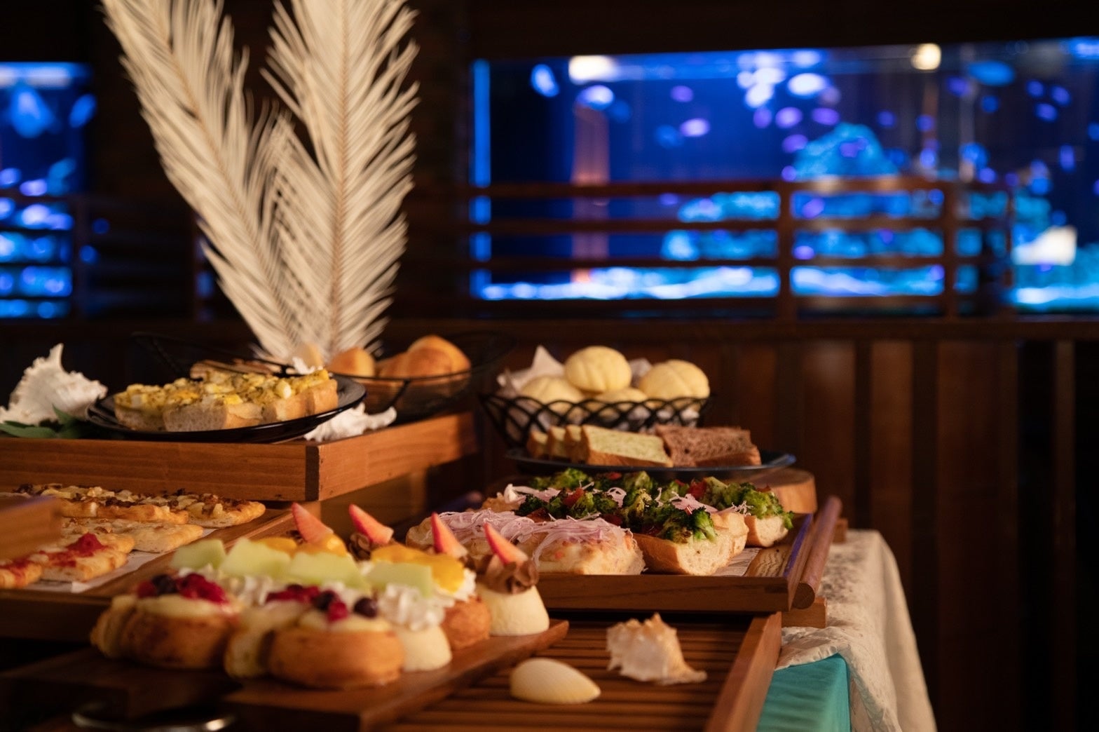 銀座ライムでパン飲み 圧巻のm水槽を見ながら楽しむ海中のパンビュッフェ メゾンカイザーのハード系から惣菜パン デザートパンまで約20種 株式会社 オペレーションファクトリーのプレスリリース 銀座ライムでパン飲み 圧巻のm水槽を見ながら楽しむ海中のパンビュッフェ メゾンカイザーのハード系から惣菜パン デザートパンまで約20種 株式会社 オペレーションファクトリーのプレスリリース